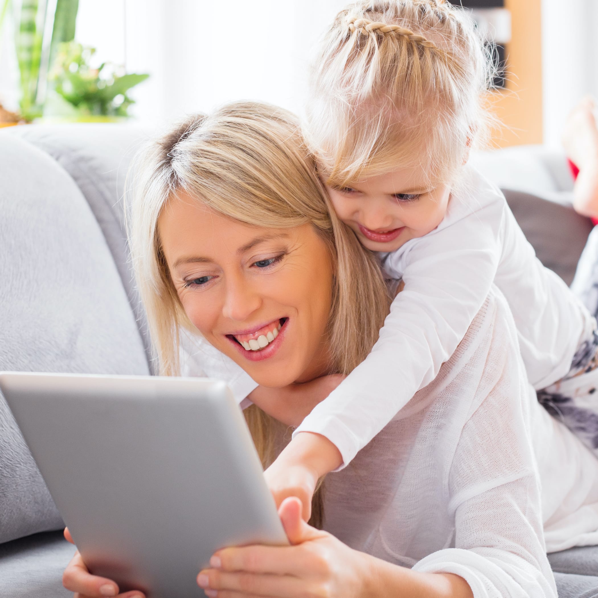 hochzwei_shz_teaser_03.jpg Mutter liegt mit ihrem Kind auf dem Sofa