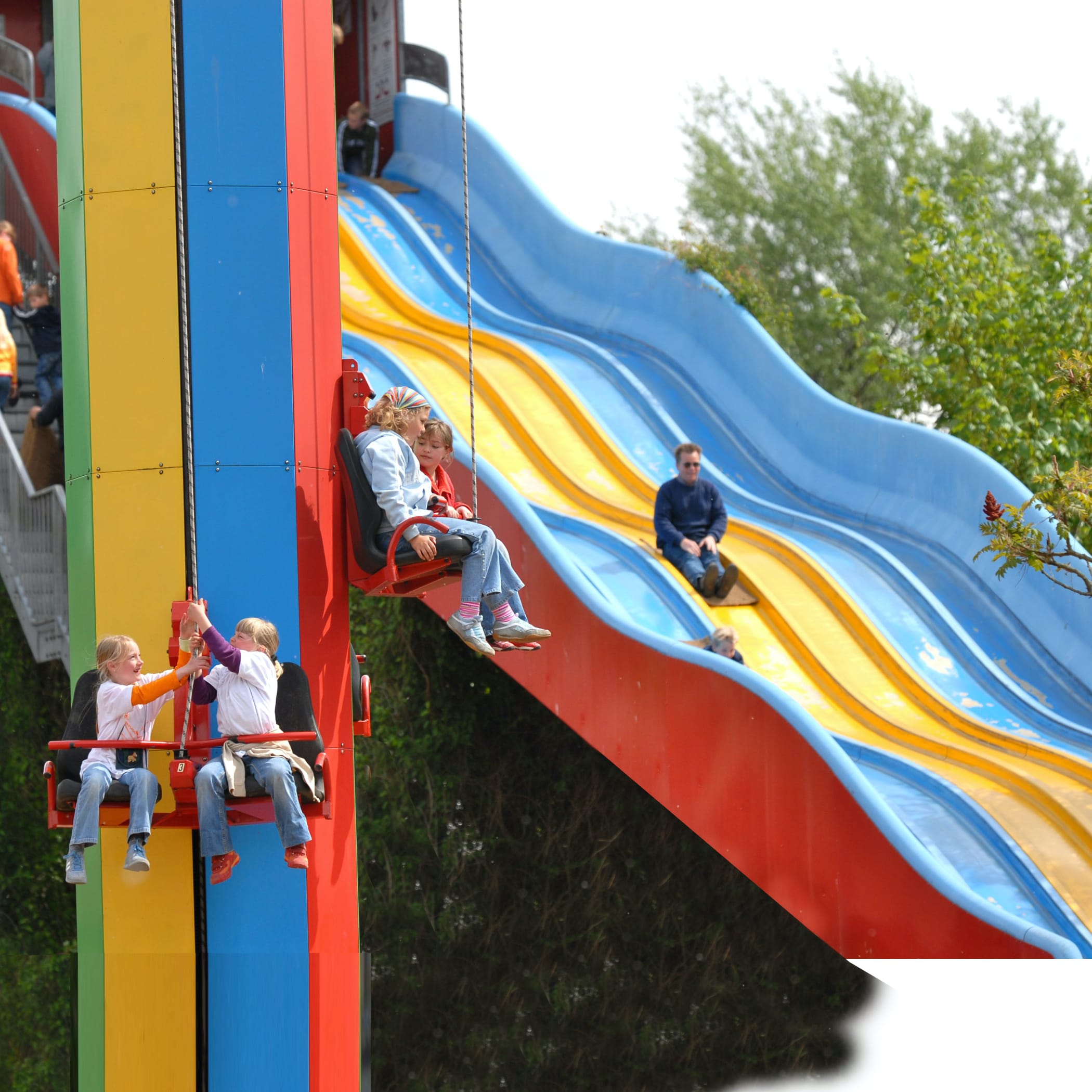 hochzwei_shz_teaser_02.jpg Kinder spielen im Freizeitpark