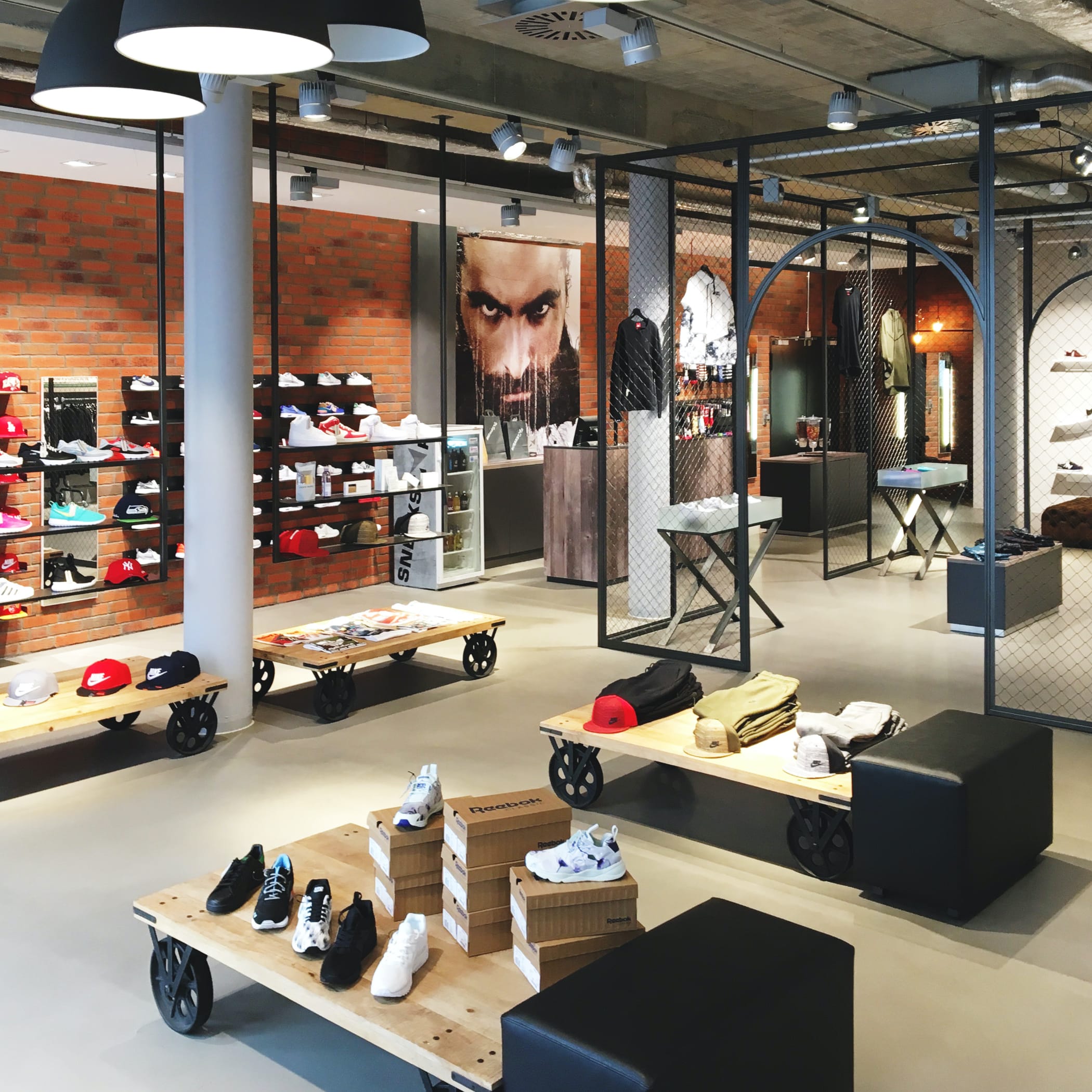 hochzwei_sneak_teaser_01.jpg Innenbereich vom Sneakstar Store in Flensburg
