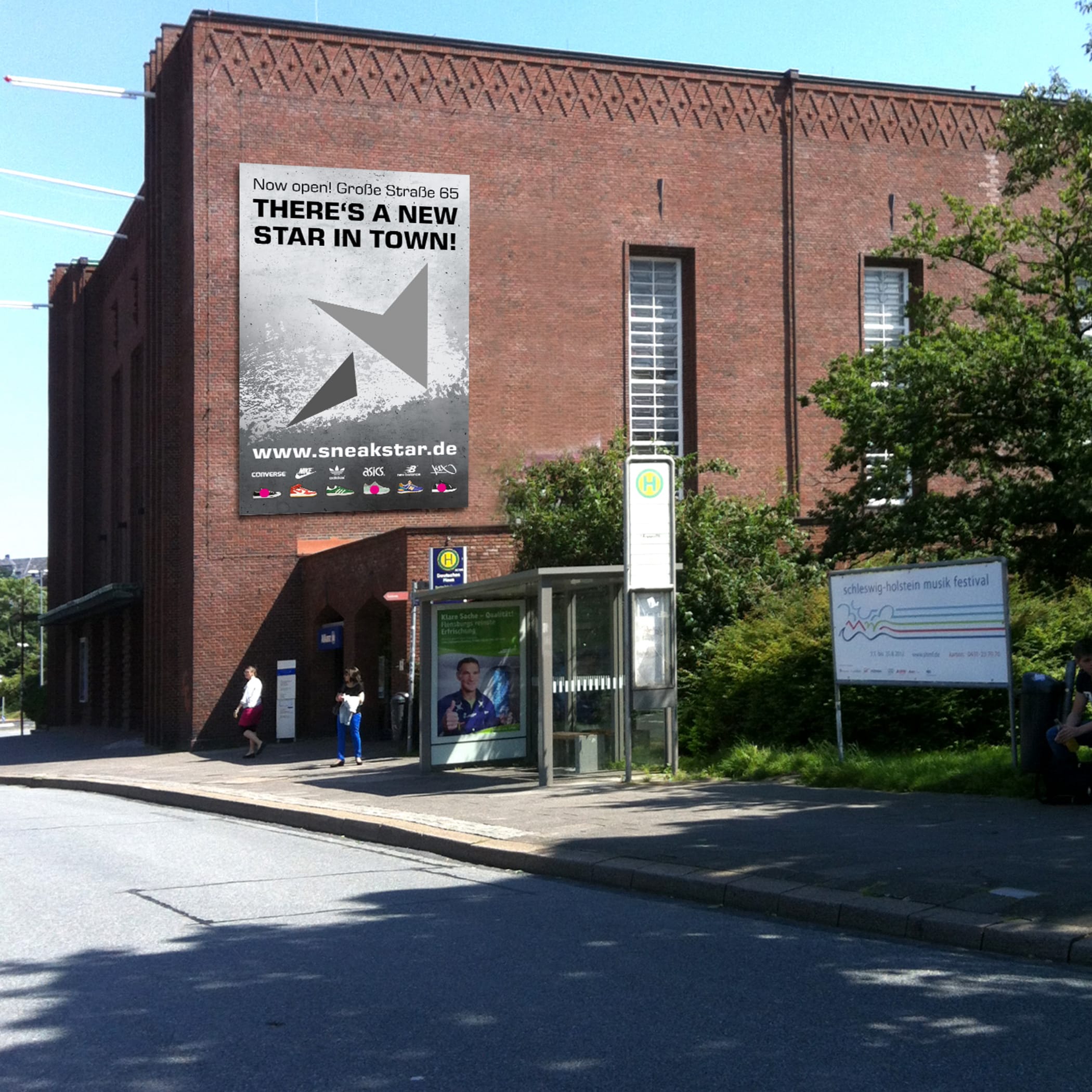 hochzwei_sneak_teaser_04.jpg Großes Sneakstar Werbeplakat am deutschen Haus in Flensburg