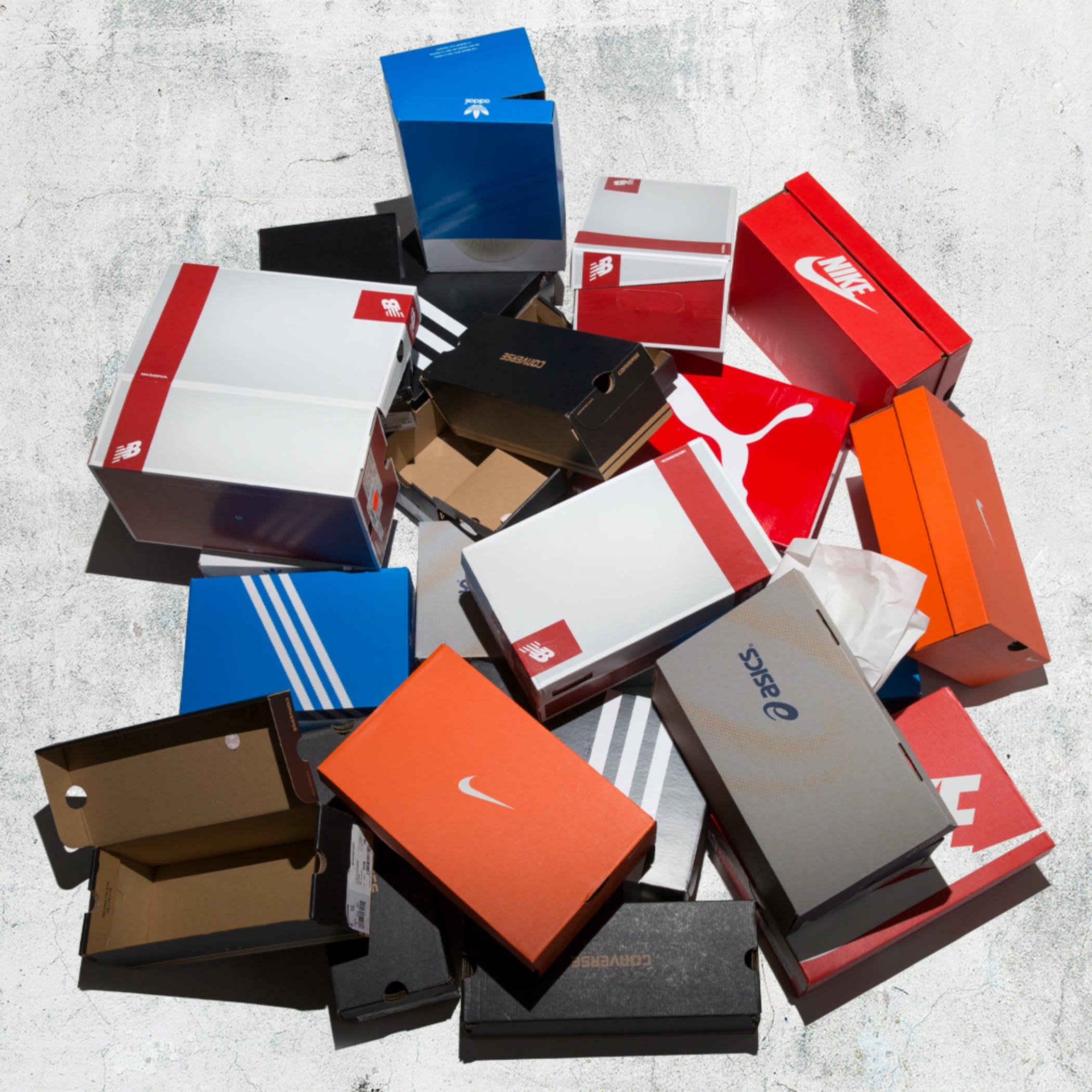 hochzwei_sneak_teaser_05.jpg Stapel an Schuhkartons von verschiedenen Marken