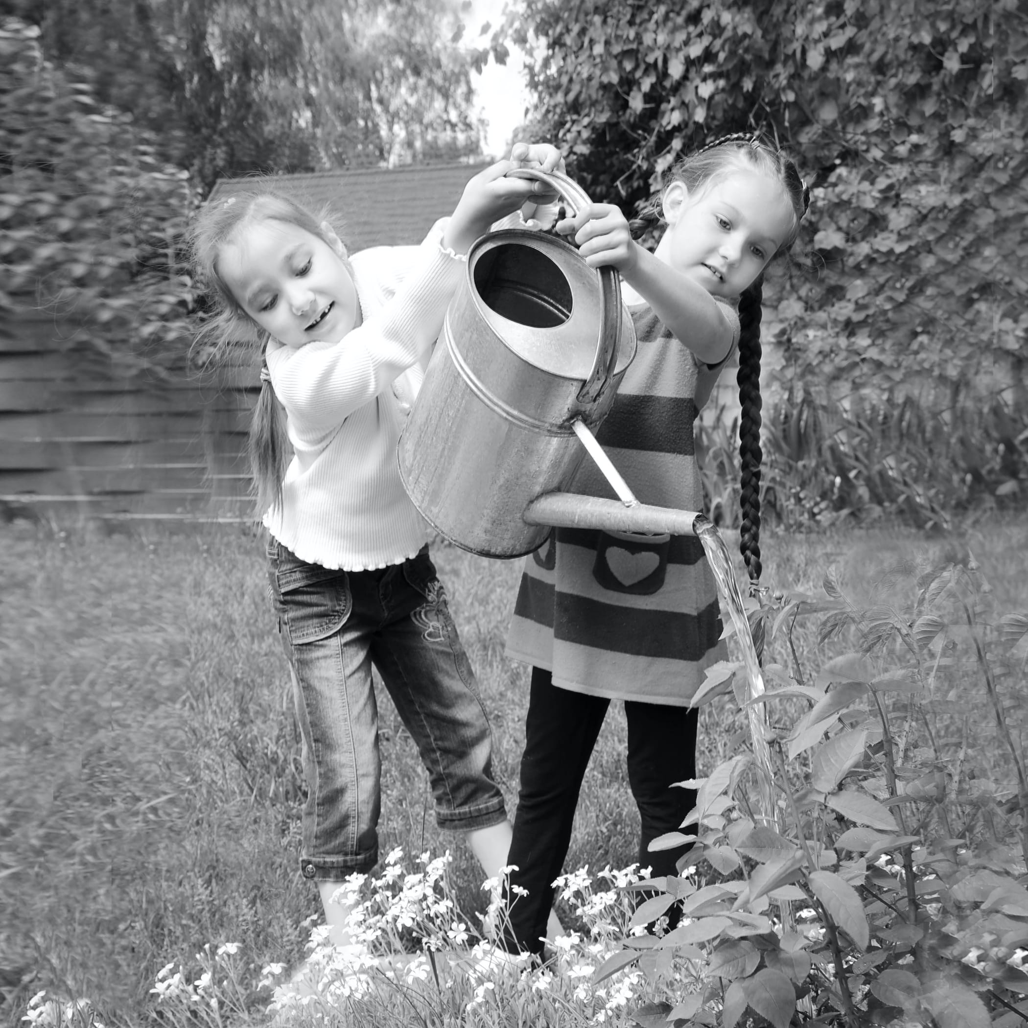 hochzwei_spho_teaser_01.jpg Zwei Kinder halten eine Gießkanne