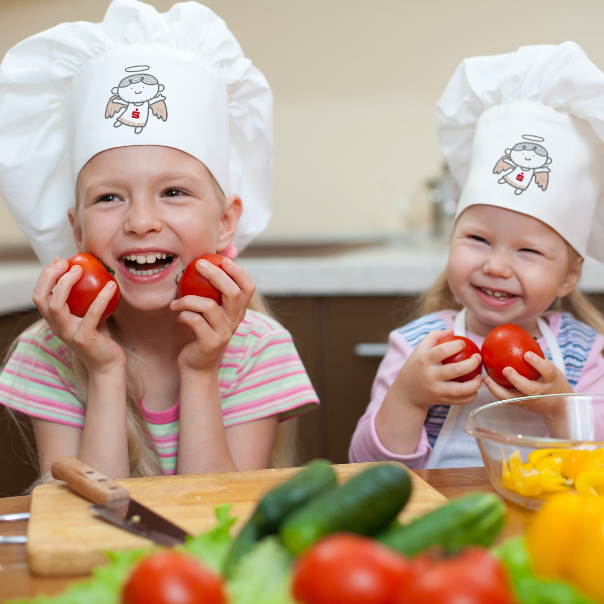 hochzwei_spho_teaser_08.jpg Zwei Kinder haben Tomaten in der Hand