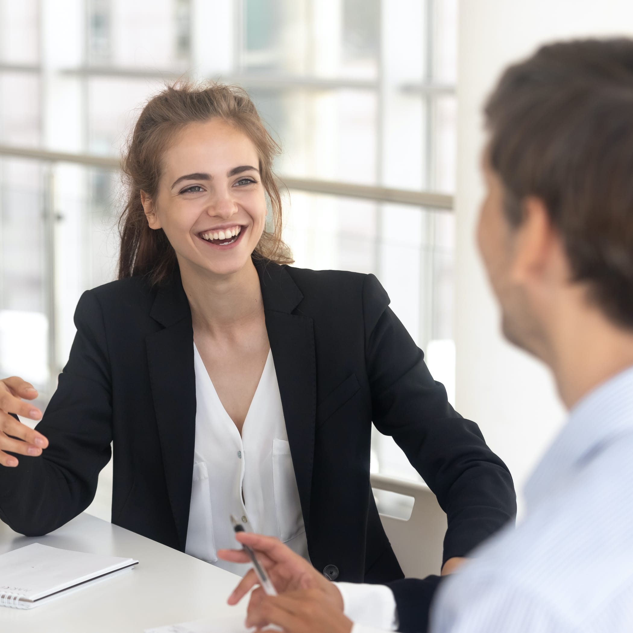 hochzwei_spho_teaser_03.jpg Junge Bankberaterin spricht mit ihrem Kunden