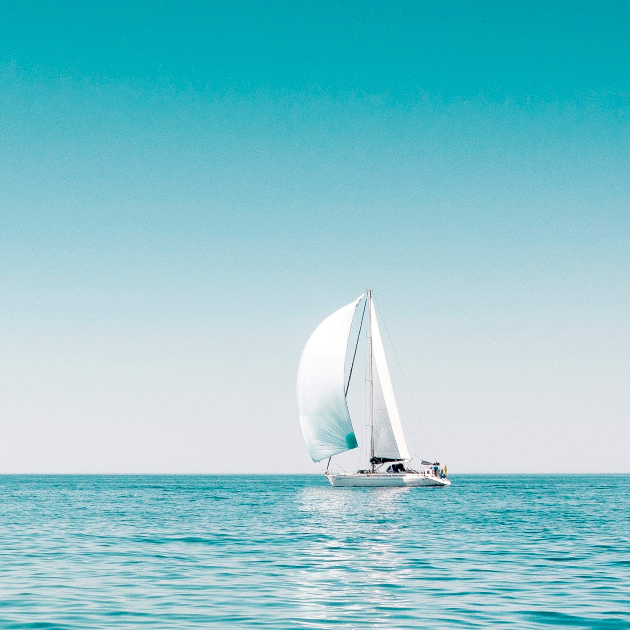 hochzwei_privatebanking_teaser_04.jpg Weißes Segelboot spiegelt sich im Wasser