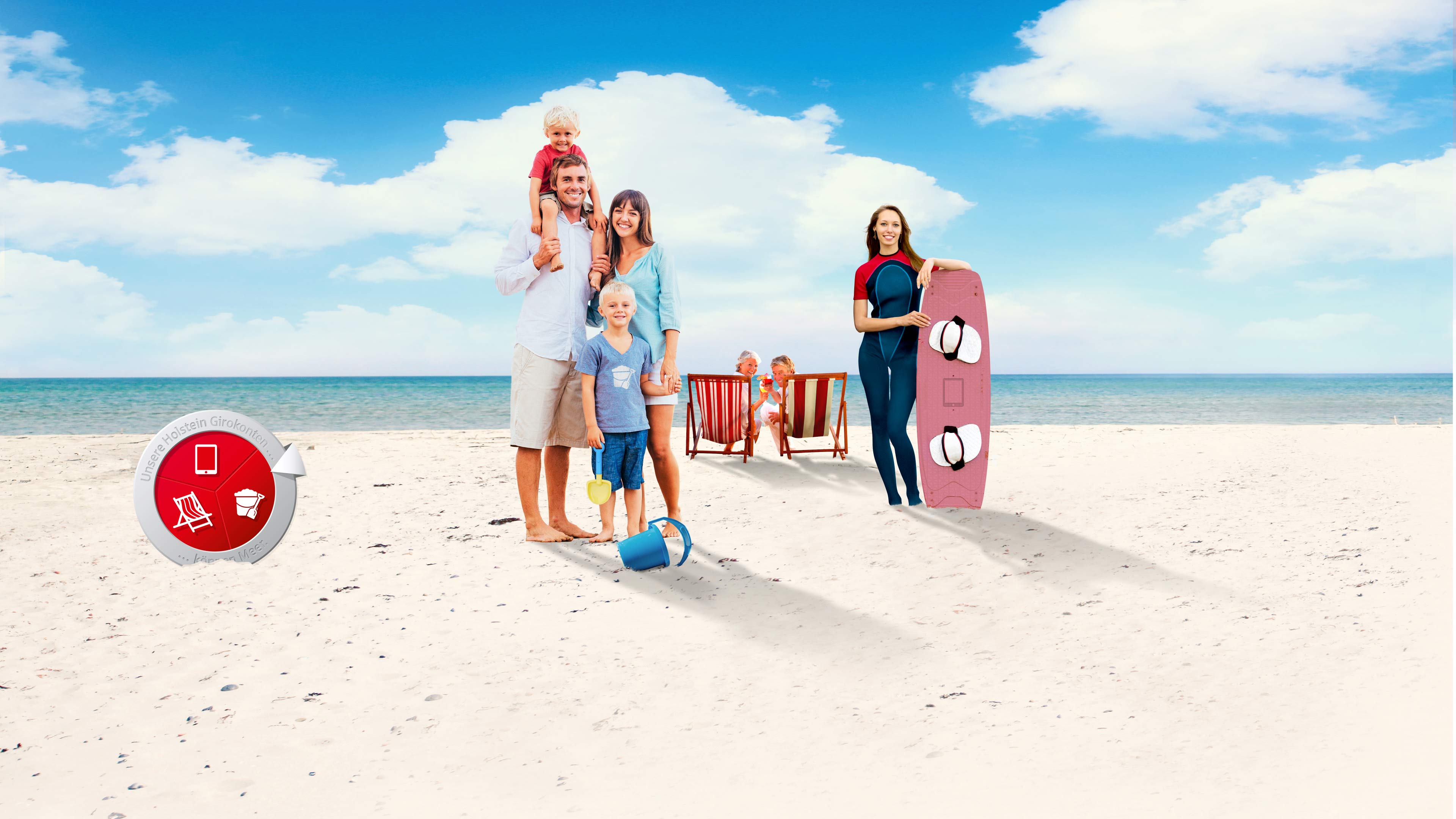 Familie steht am strand und lächelt in die Kamera