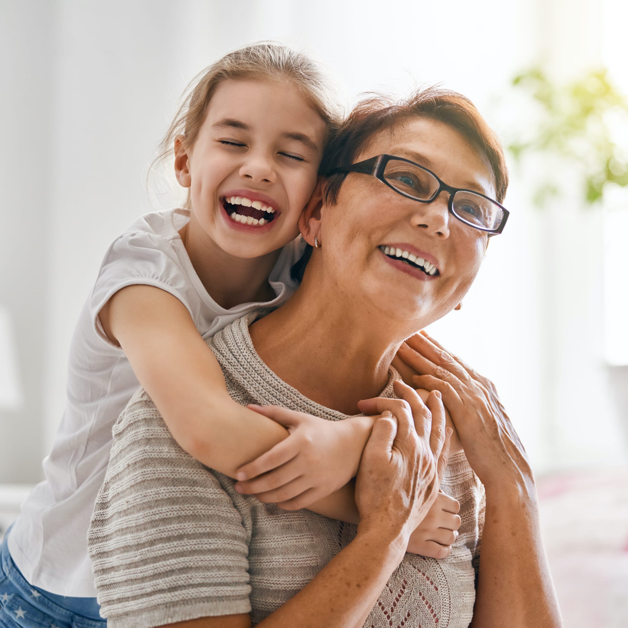 hochzwei_spho_teaser_03.jpg Kind umarmt eine ältere Dame