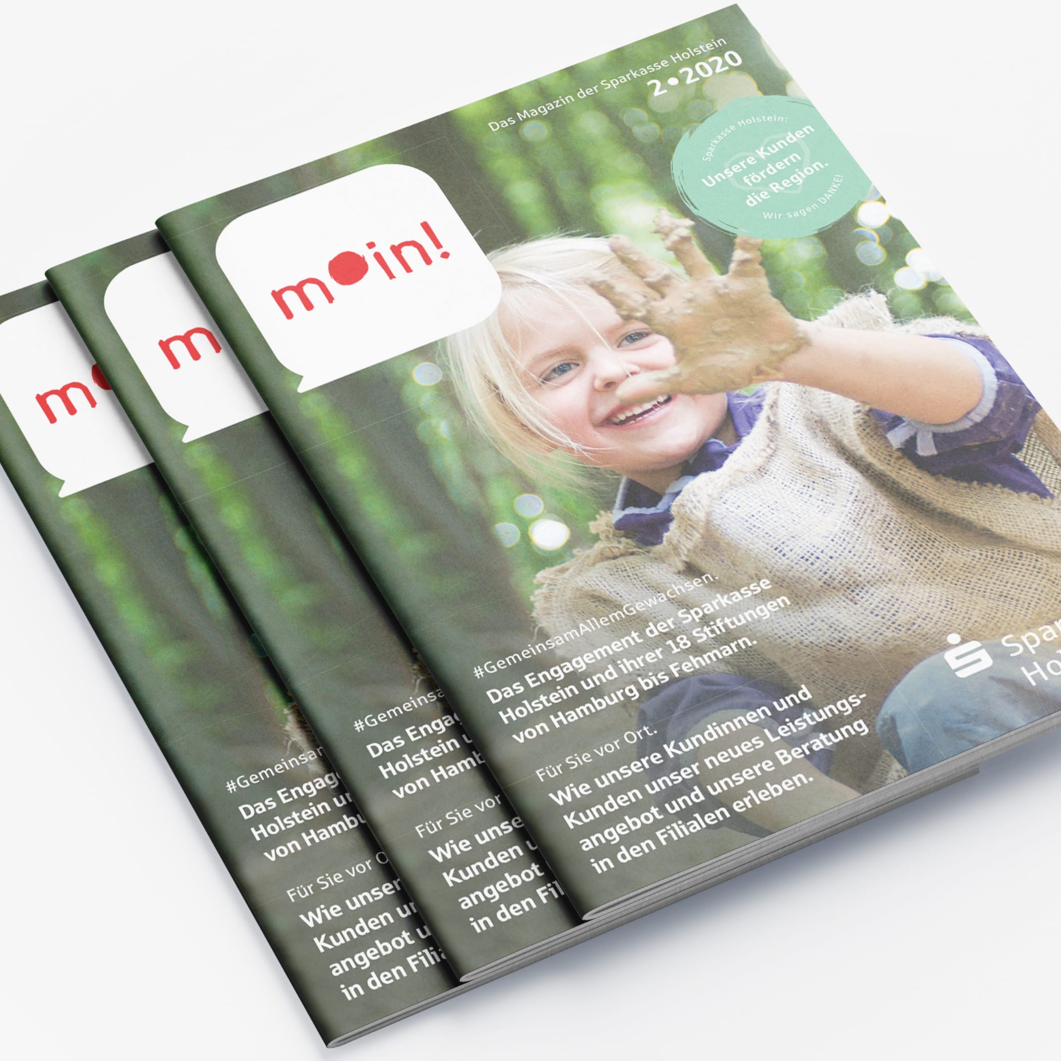 hochzwei_spho_teaser_05.jpg Drei gestapelte Moin Zeitschriften der Sparkasse Kiel