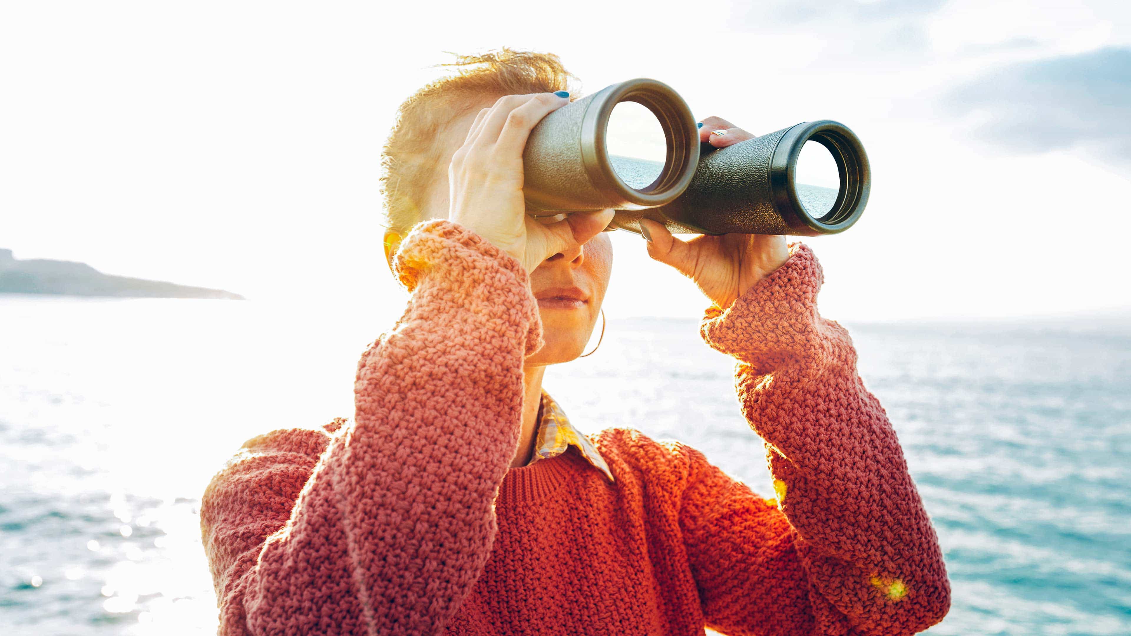 hochzwei_spho_slider_02.jpg Frau guckt doch Fernrohr