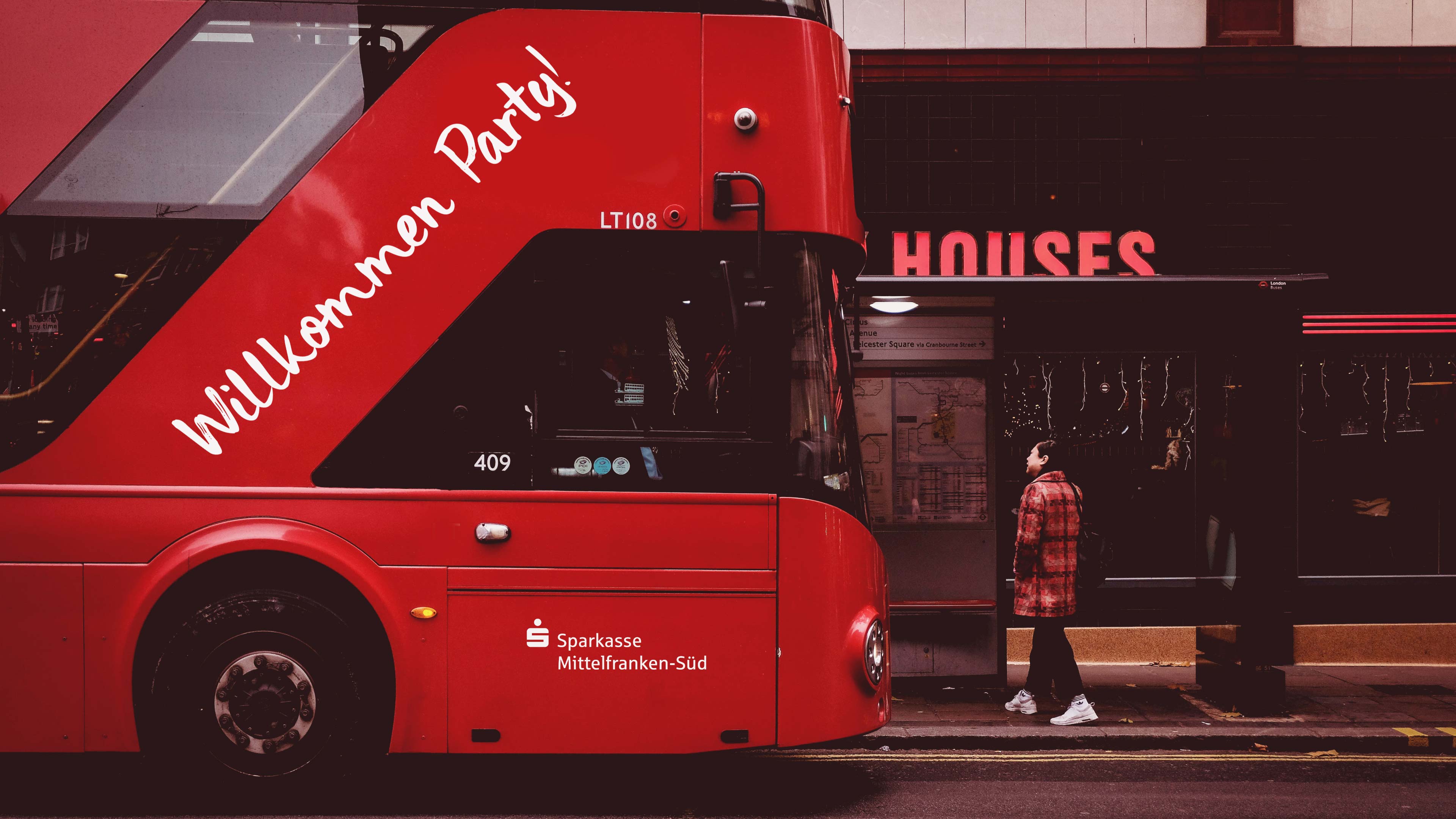 hochzwei_spmfrs_slider_02.jpg Roter Reisebus mit Aufdruck der Sparkasse Mittelfranken Süd