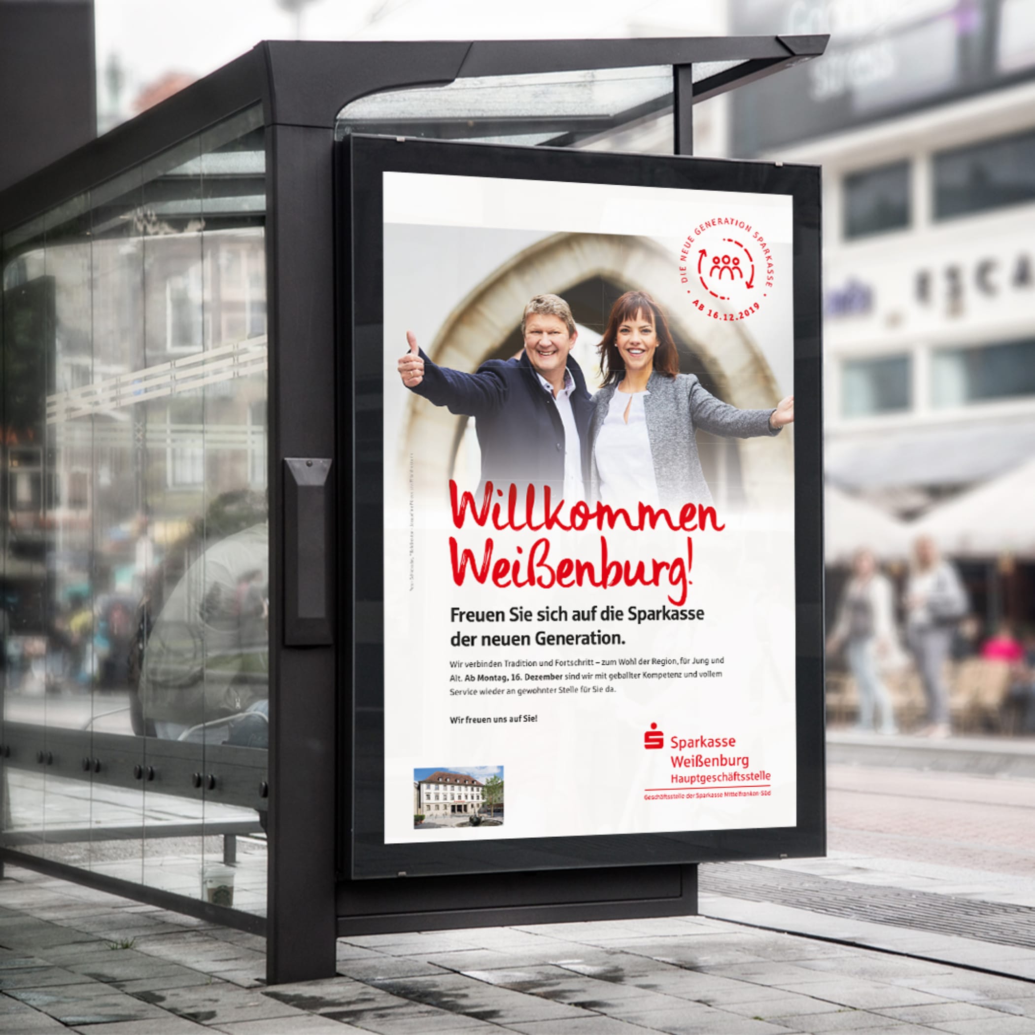 hochzwei_spmfrs_teaser_06.jpg Werbeplakat der Sparkasse Weißenburg an einer Bushaltestelle