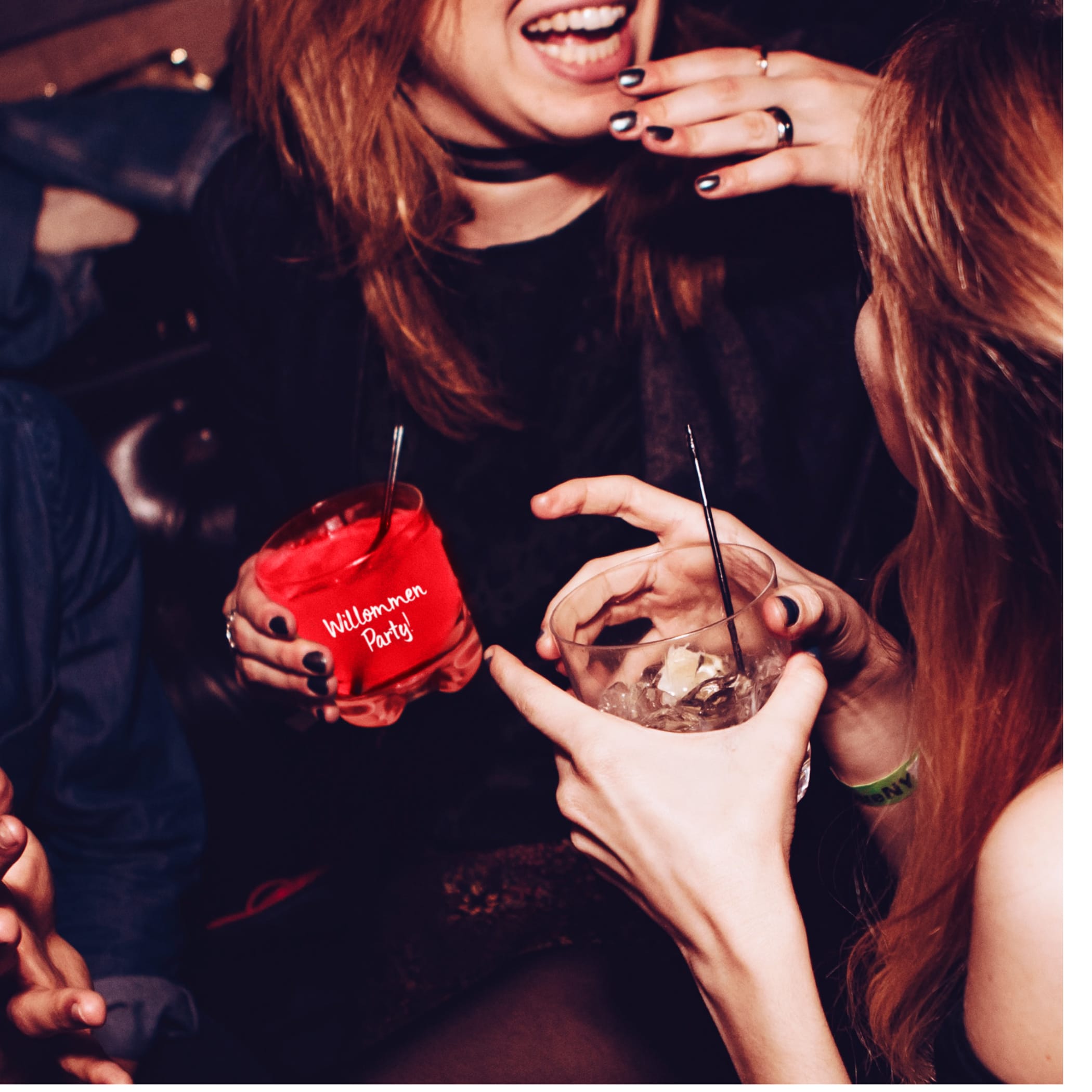 hochzwei_spmfrs_teaser_07.jpg Zwei Frauen trinken einen Drink