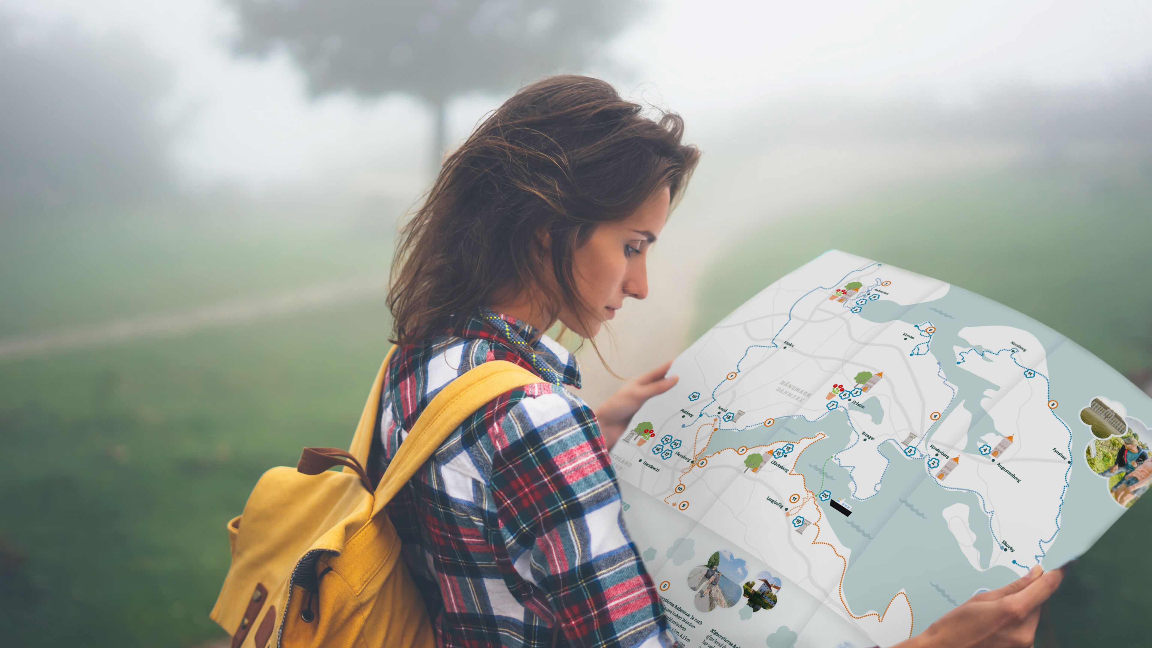 Eine Frau hält eine Landkarte in der Hand