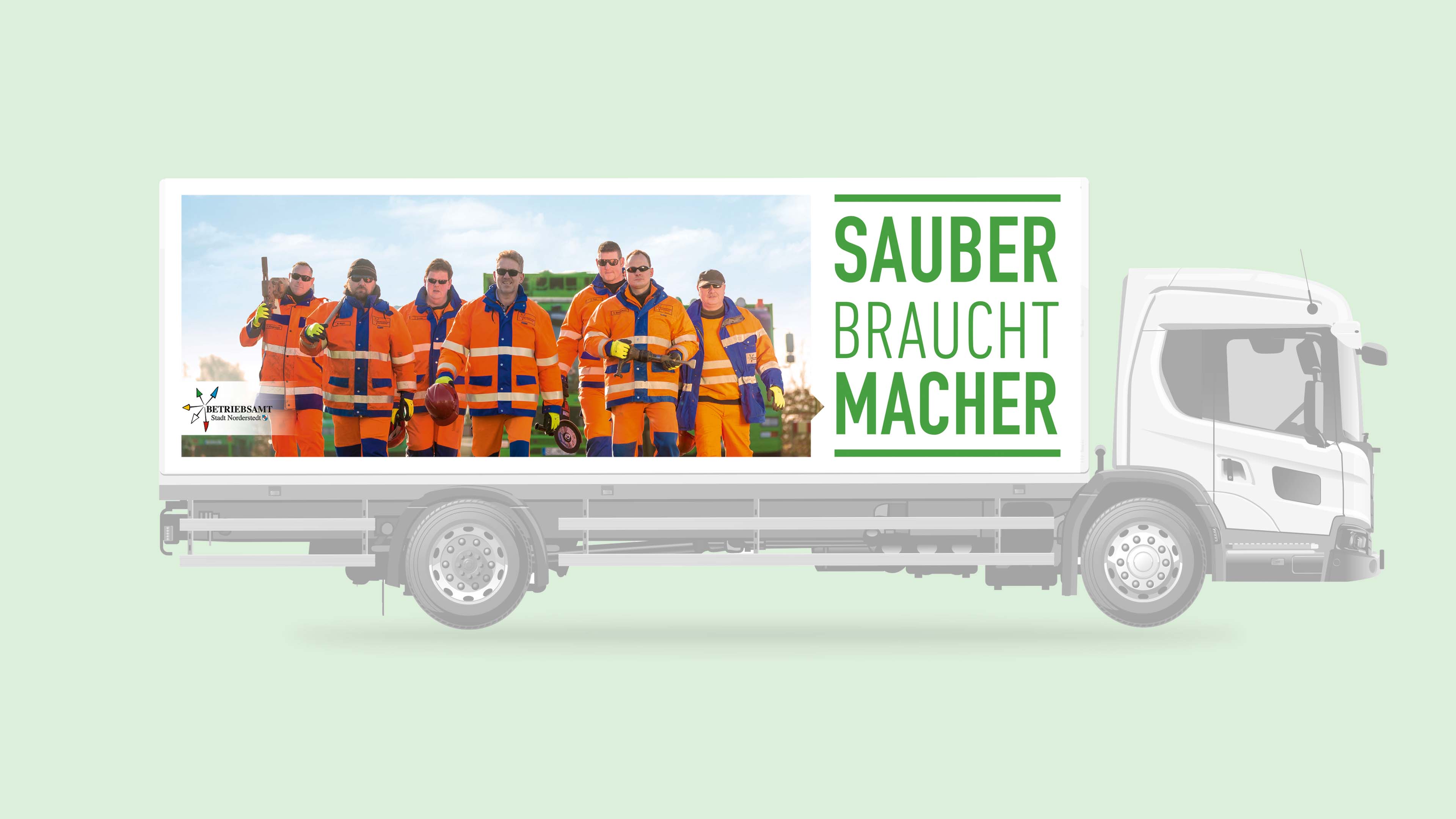 hochzwei_stno_slider_01.jpg Weißer Müllwagen mit Gruppenbild auf der Seite