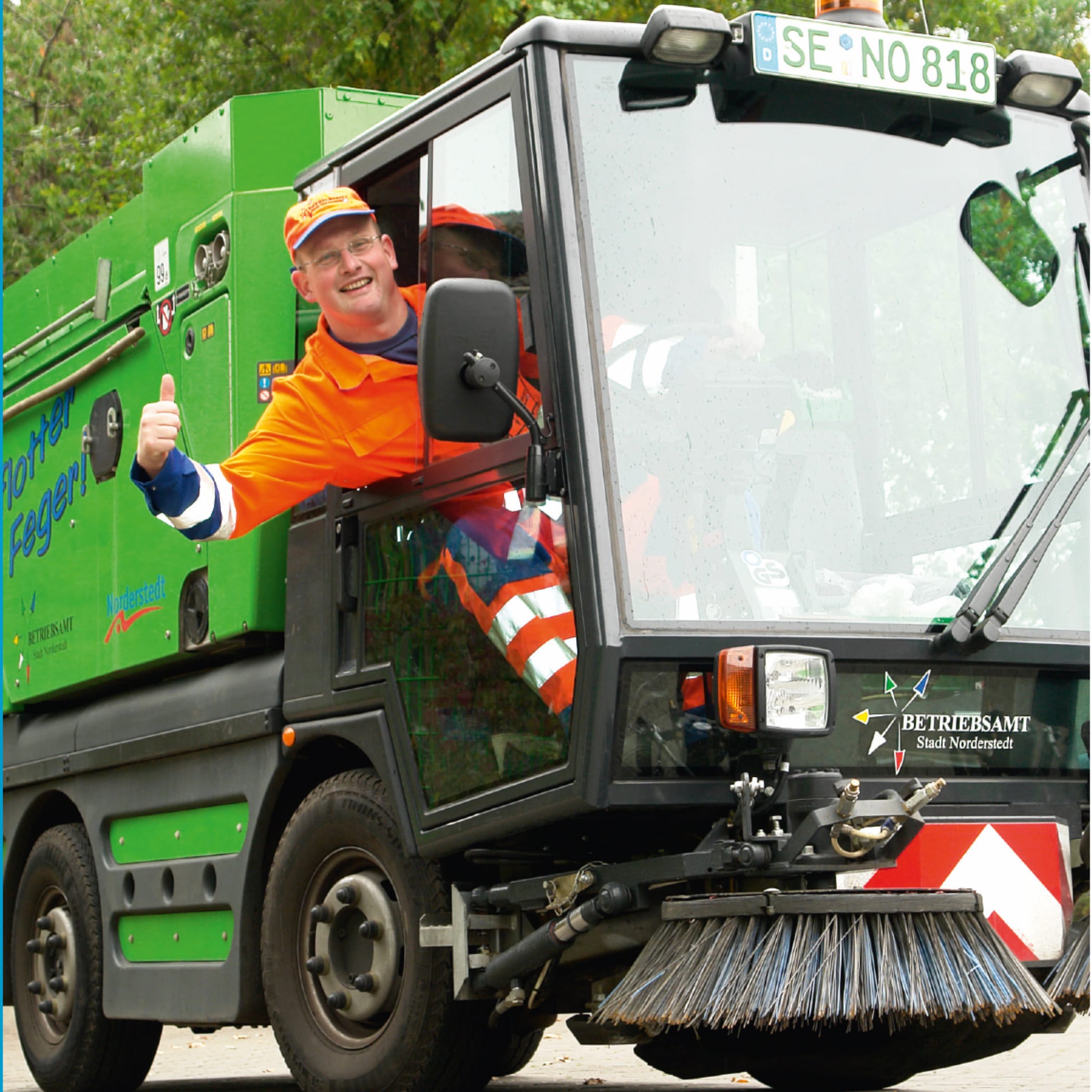 hochzwei_stno_teaser_05.jpg Straßenarbeiter zeigt Daumen aus einem Fahrzeug