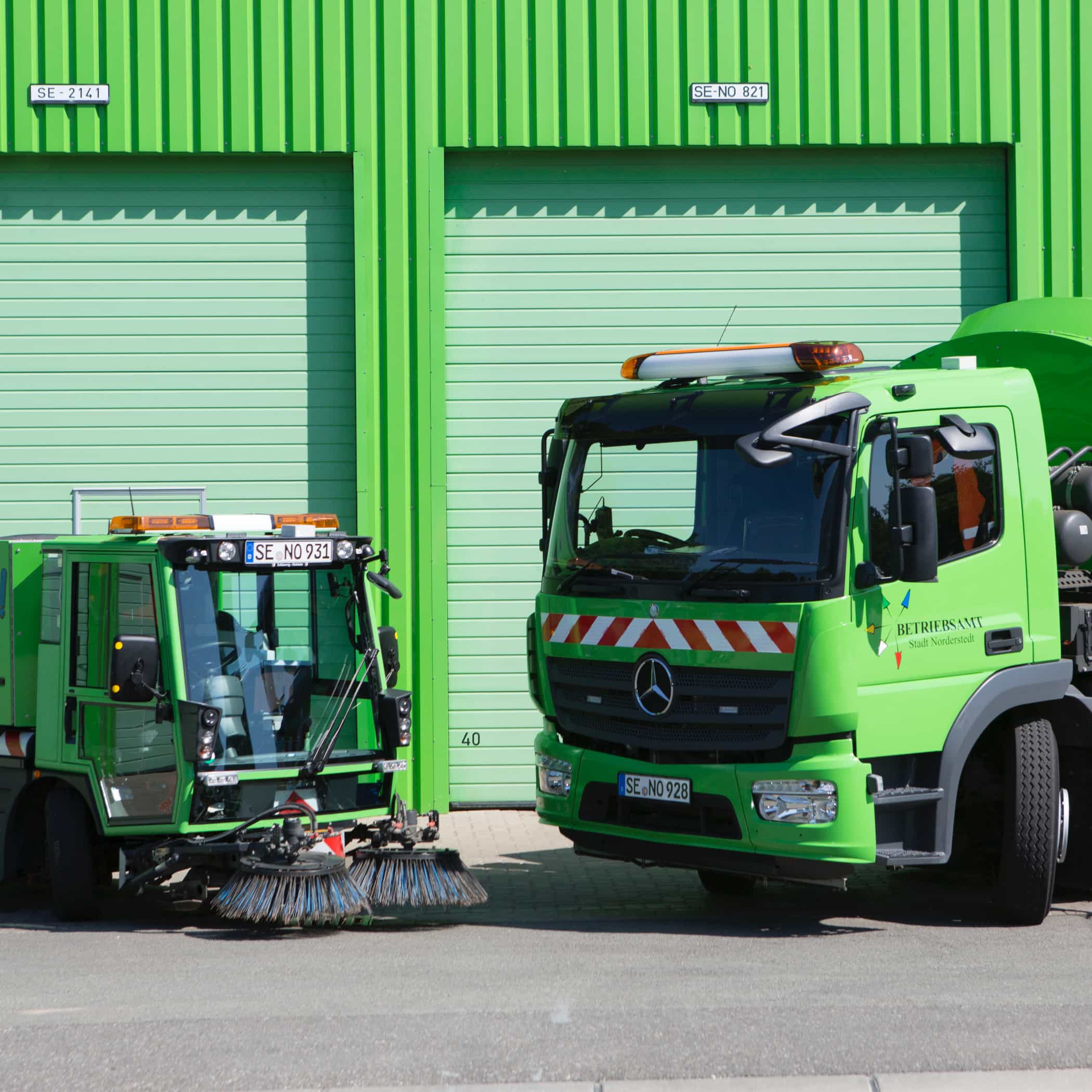 hochzwei_stno_teaser_01.jpg Zwei grüne Straßenarbeiter Autos der Stadt Nroderstedt