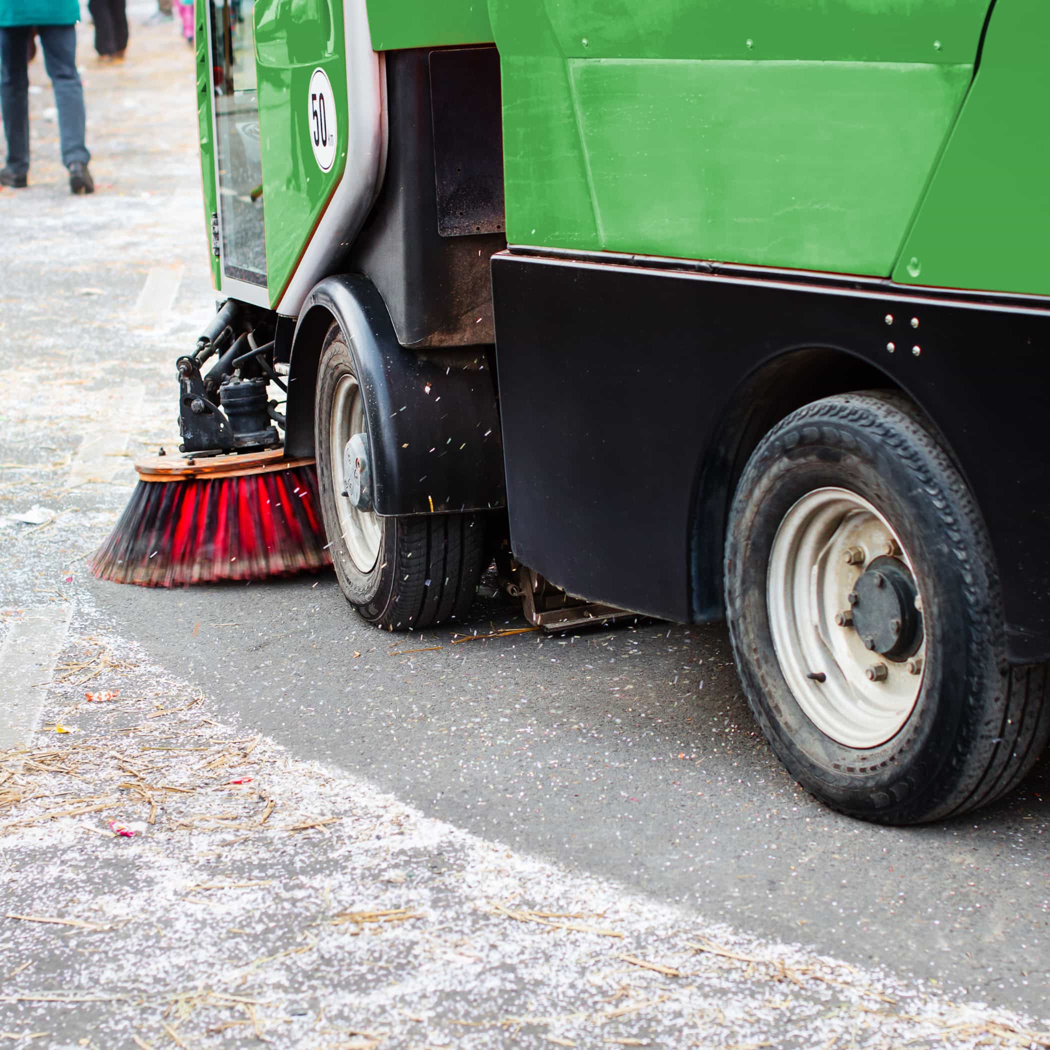hochzwei_stno_teaser_04.jpg Grünes Reinigungsauto auf der Straße
