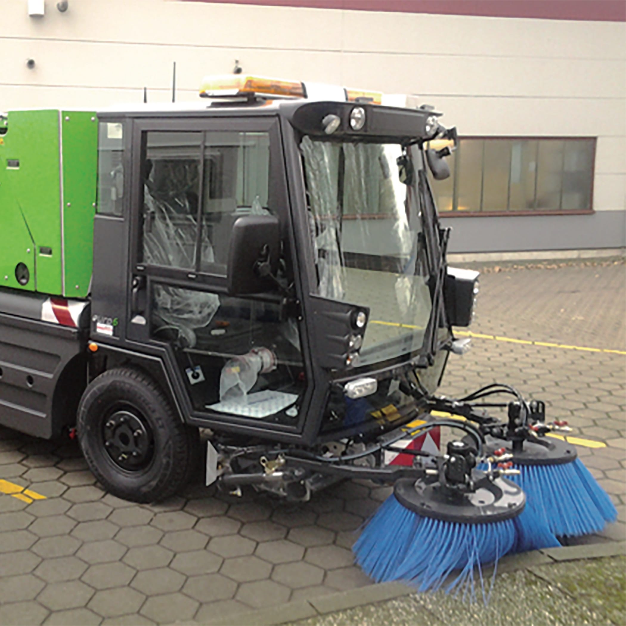 hochzwei_stno_teaser_06.jpg Reinigungsauto mit blauen Borsten