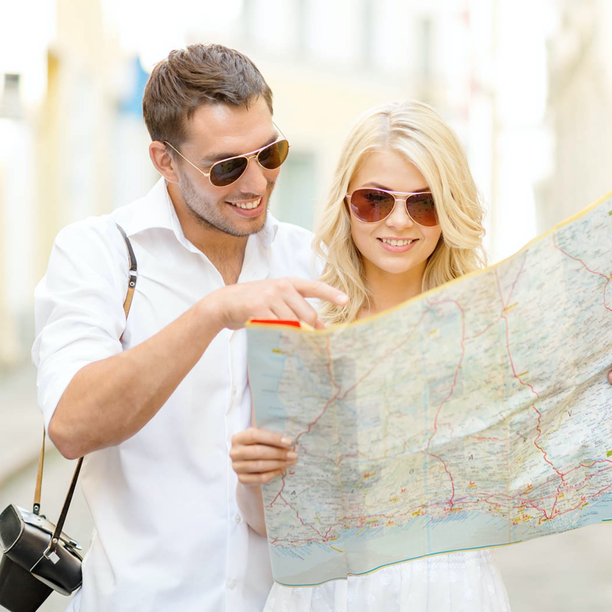 hochzwei_stma_teaser_08.jpg Pärchen mit Sonnenbrille studieren eine Landkarte
