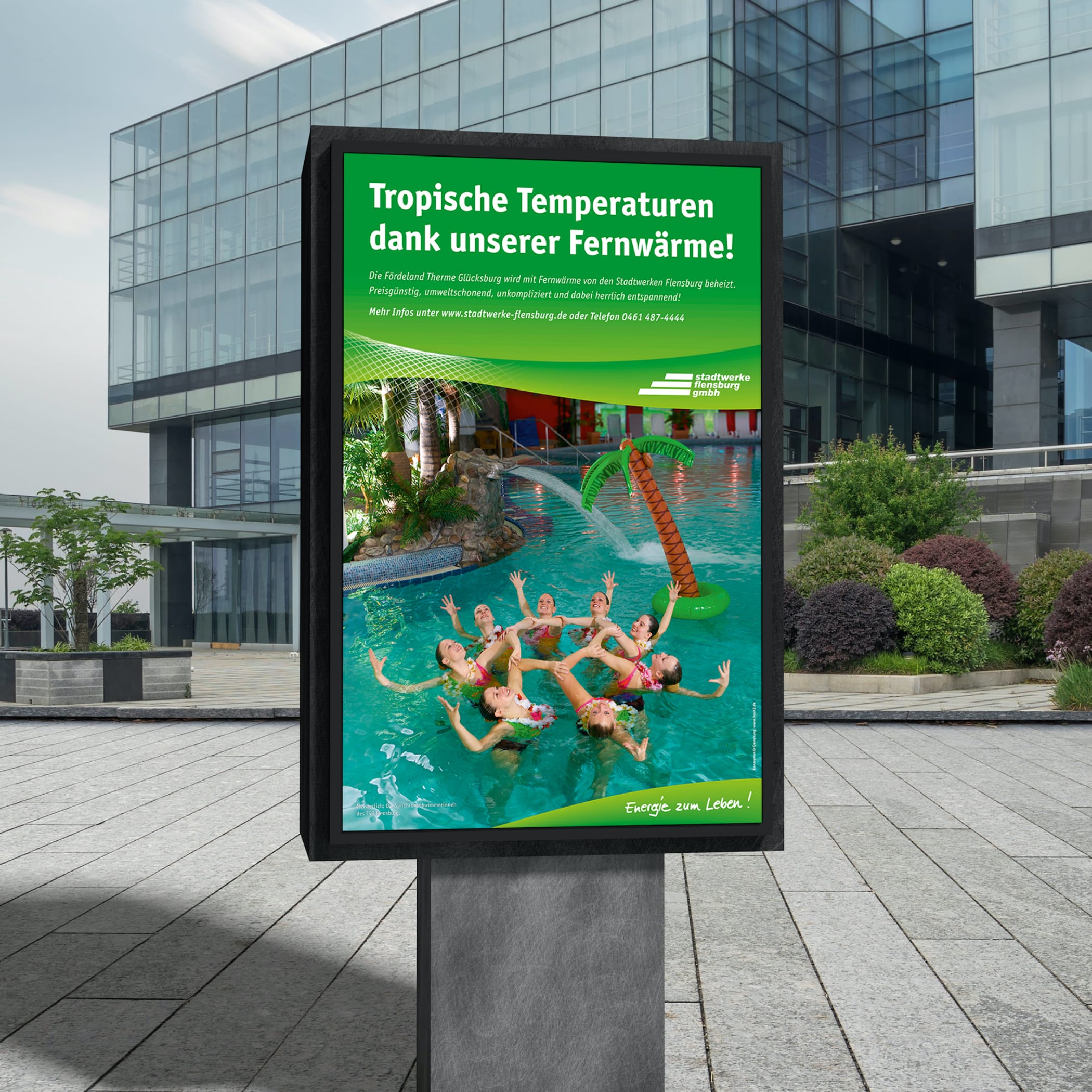 hochzwei_stfl_teaser_05_hauptteaser.jpg Werbetafel mit Bild von Personen in der Schwimmhalle