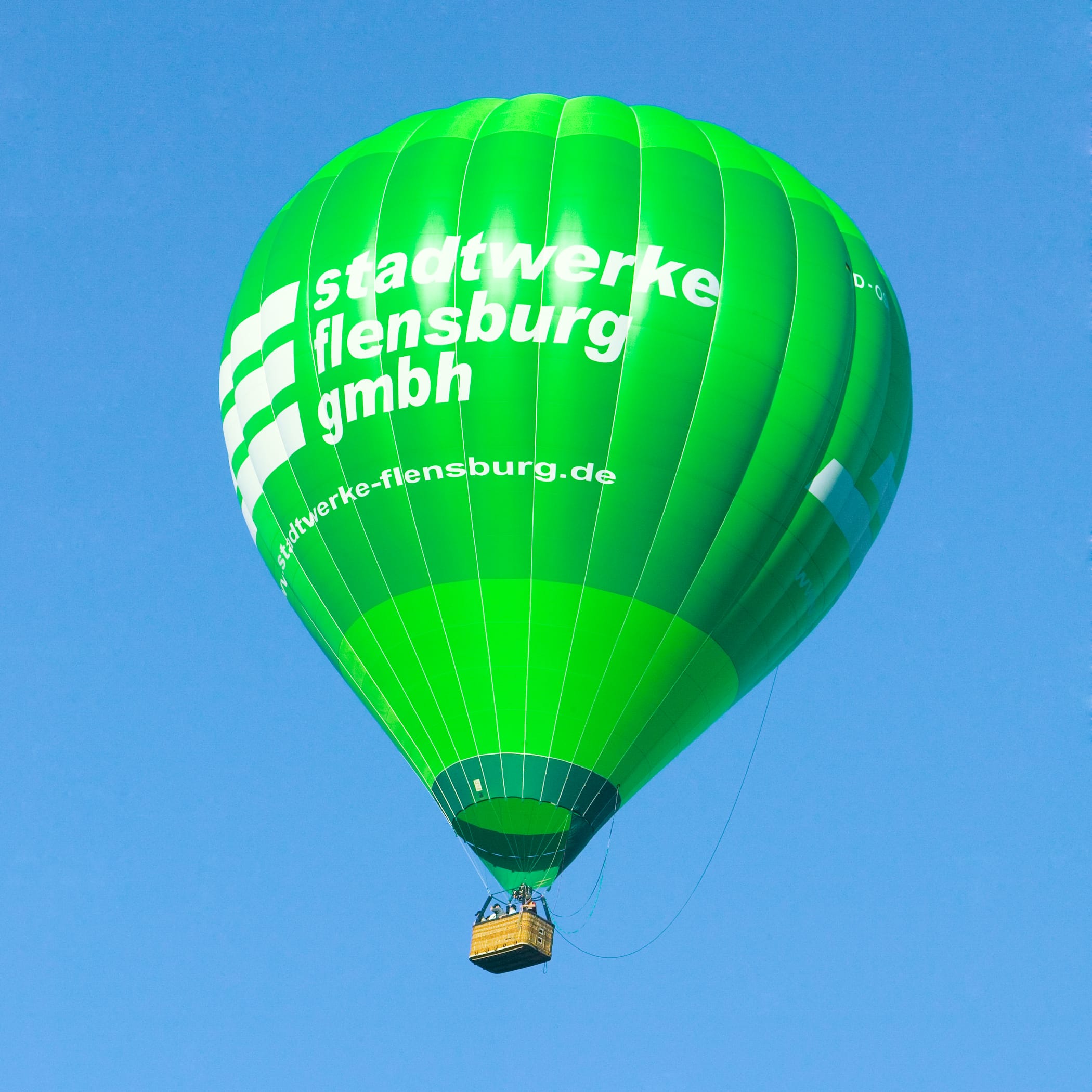 hochzwei_stfl_teaser_06.jpg Grüner Heißluftballon der Stadtwerke Flensburg