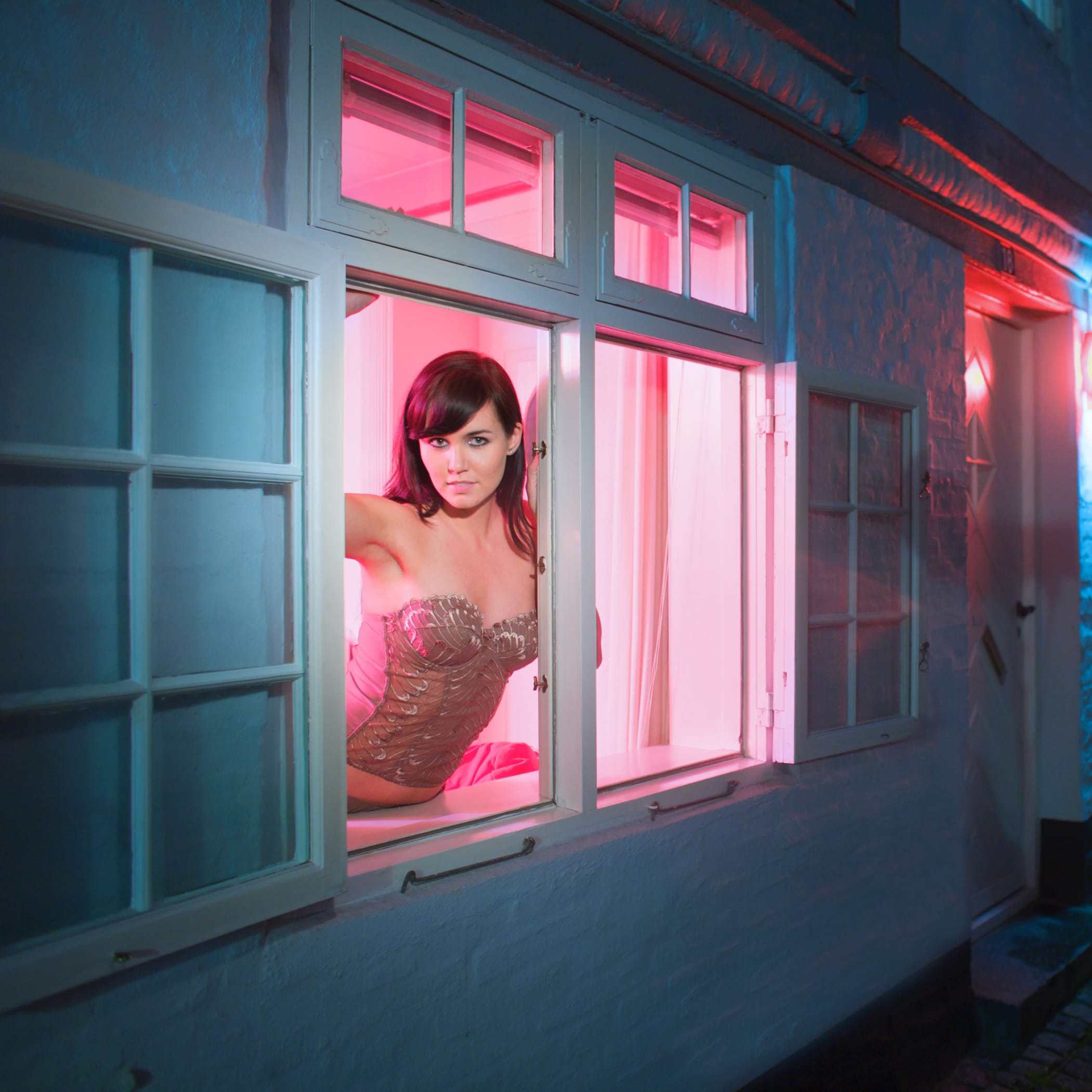 hochzwei_stfl_teaser_07.jpg Anzüglich gekleidete Frau schaut aus einem Fenster