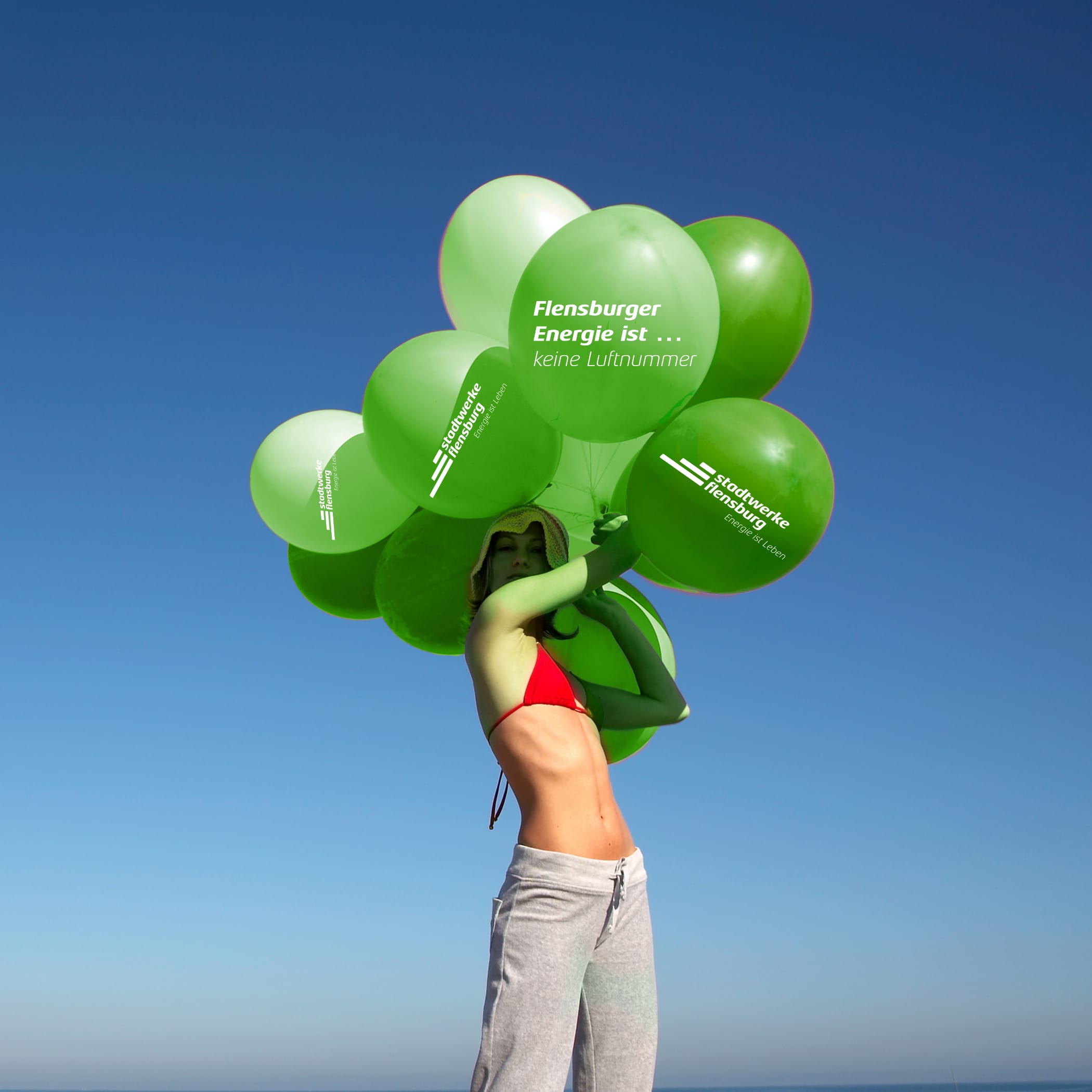 hochzwei_stfl_teaser_04.jpg Frau im Bikini hält grüne Ballons