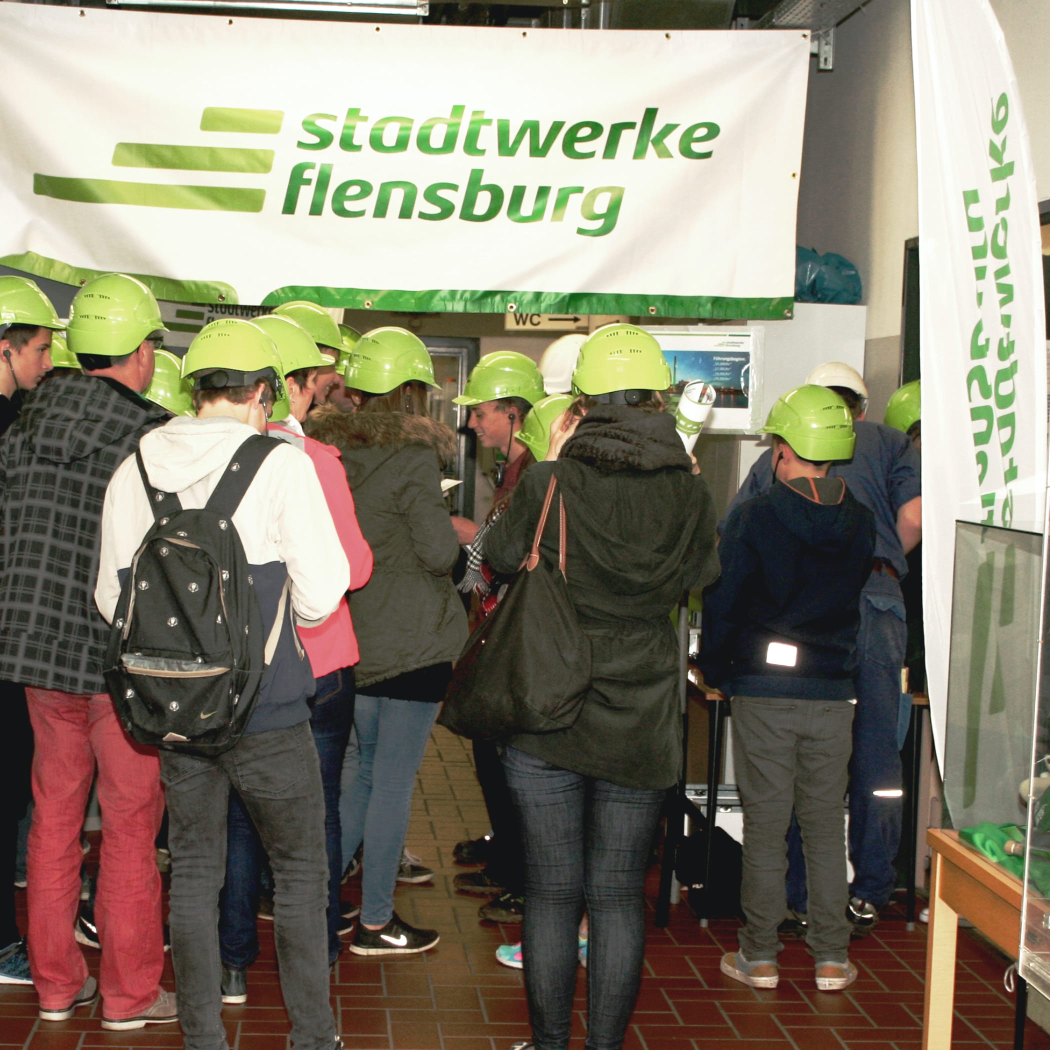 hochzwei_stfl_teaser_06.jpg Personengruppe mit grünen Helmen