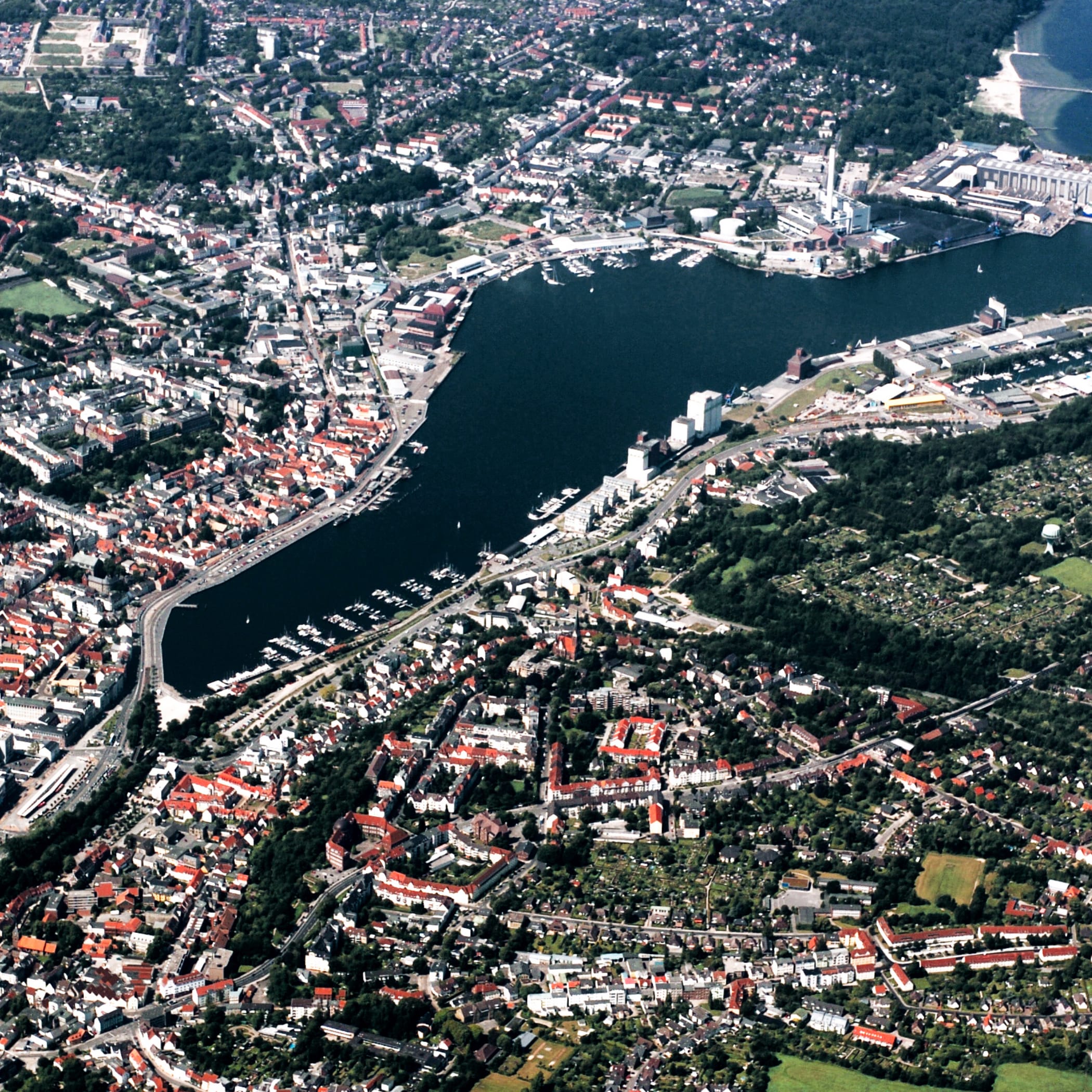 hochzwei_stfl_teaser_08.jpg Luftbild von Flensburg