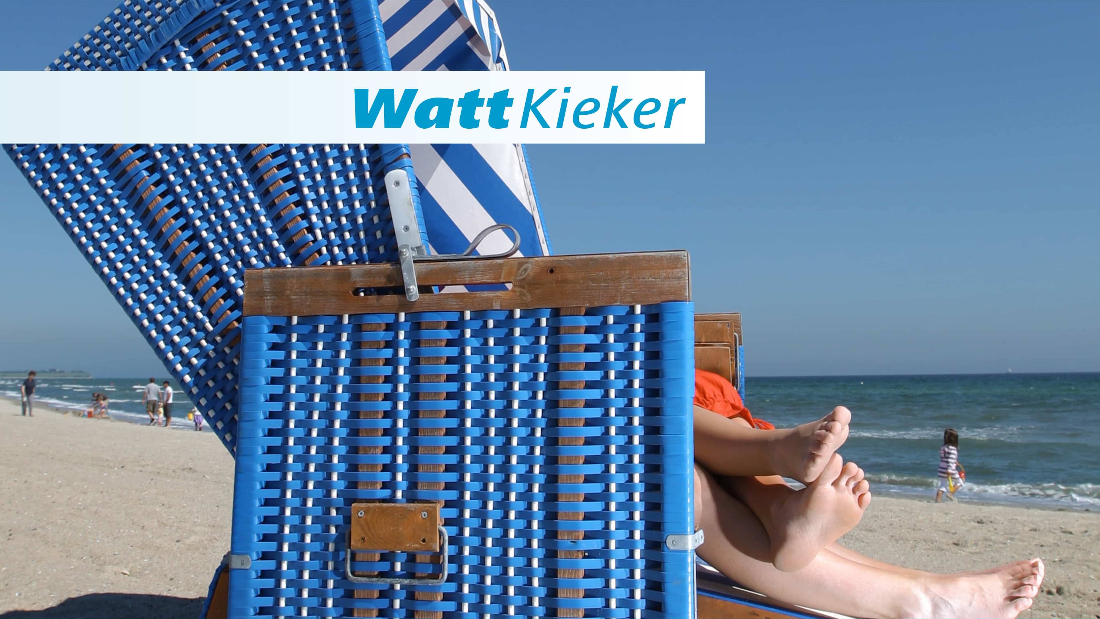 Blauer Strandkorb steht am Strand