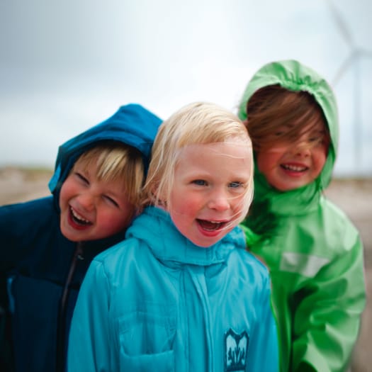 hochzwei_stni_teaser_03.jpg Drei Kinder in Regenjacke