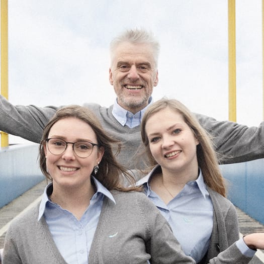 hochzwei_stni_teaser_05.jpg Drei Mitarbeiter der Stadtwerke posieren vor der Kamera