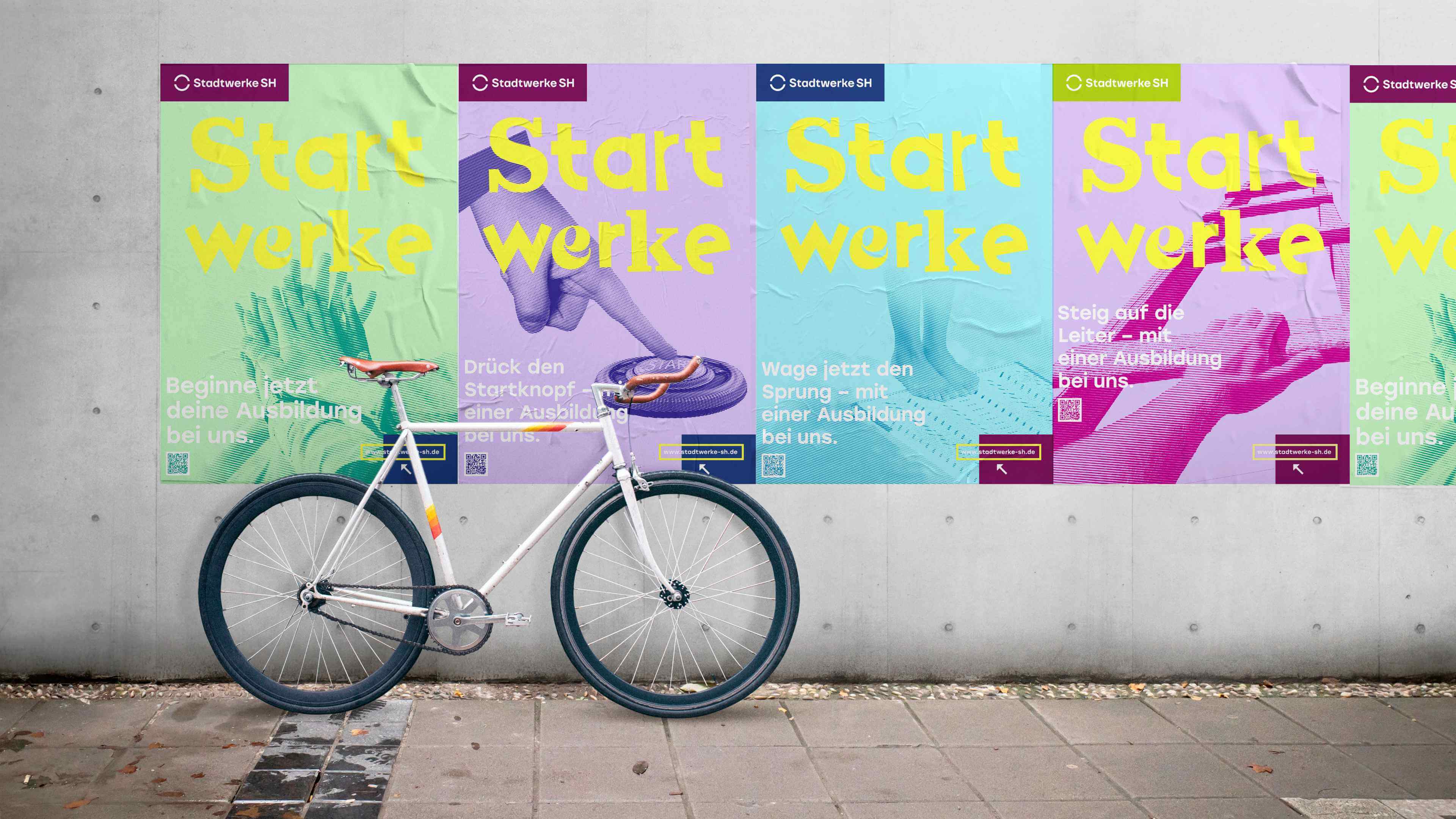 h2_swsh_startwerke_slider_01.jpg Vier verschiedene Plakate der Kampagne an einer Betonwand.