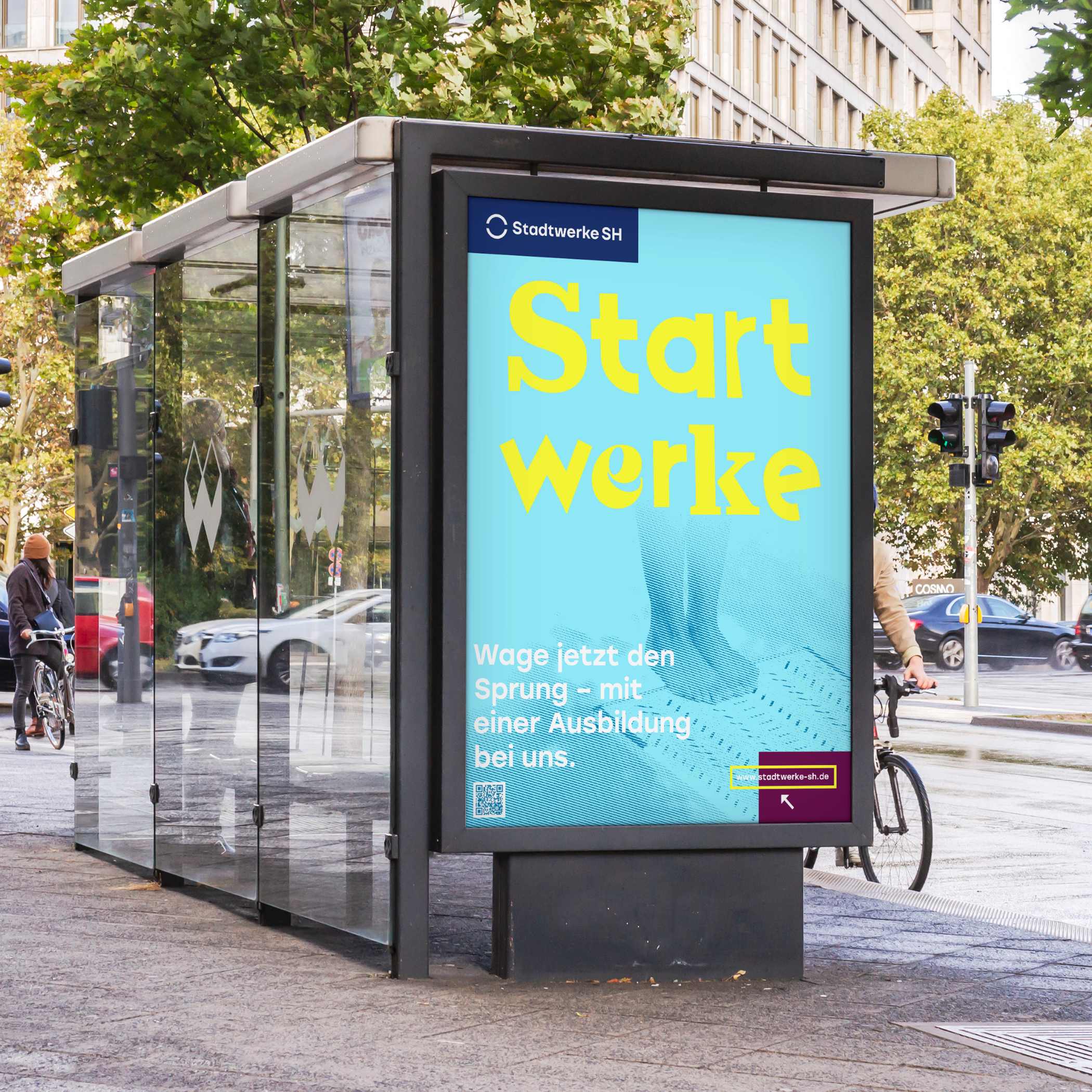 h2_swsh_startwerke_teaser_04.jpg Plakat der Recruitingkampagne an einer Bushaltestelle.
