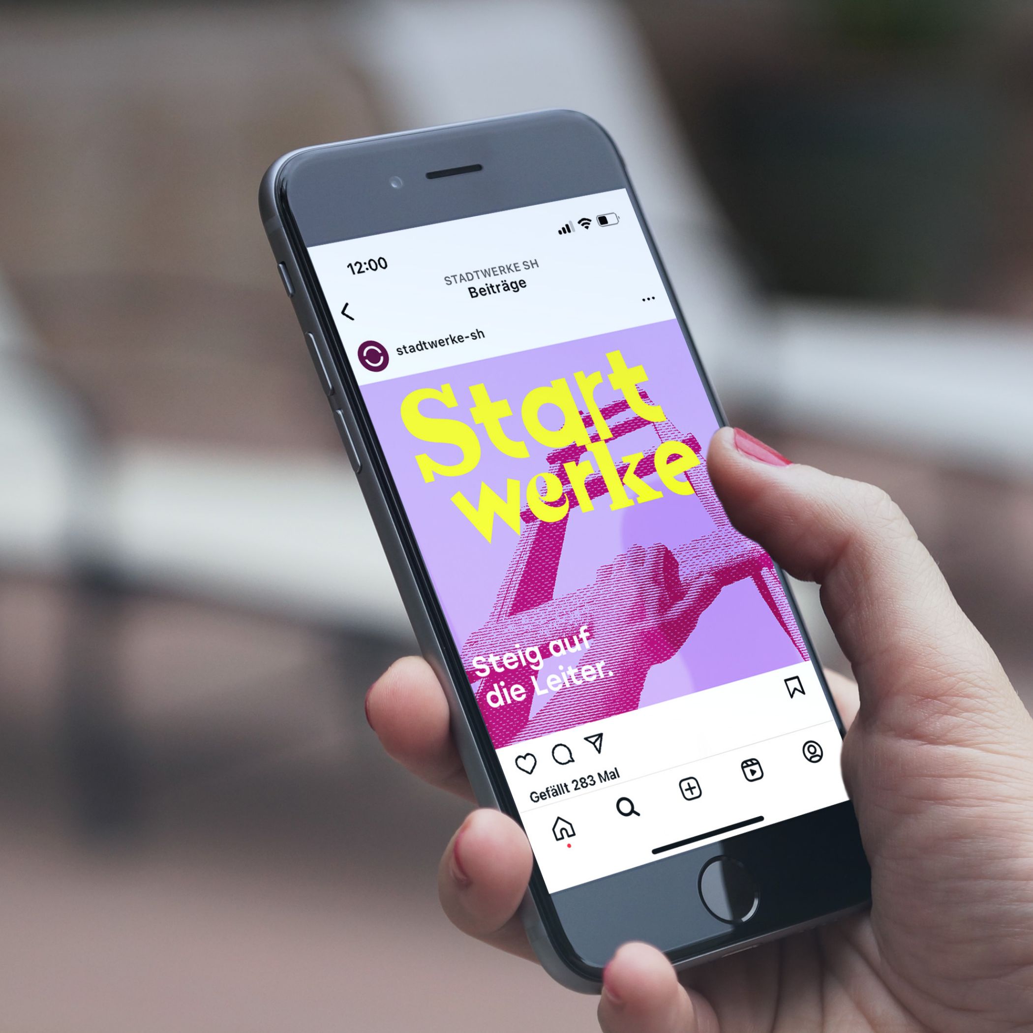 h2_swsh_startwerke_teaser_05.jpg Ein Handy mit der Kampagne bei Social Media.