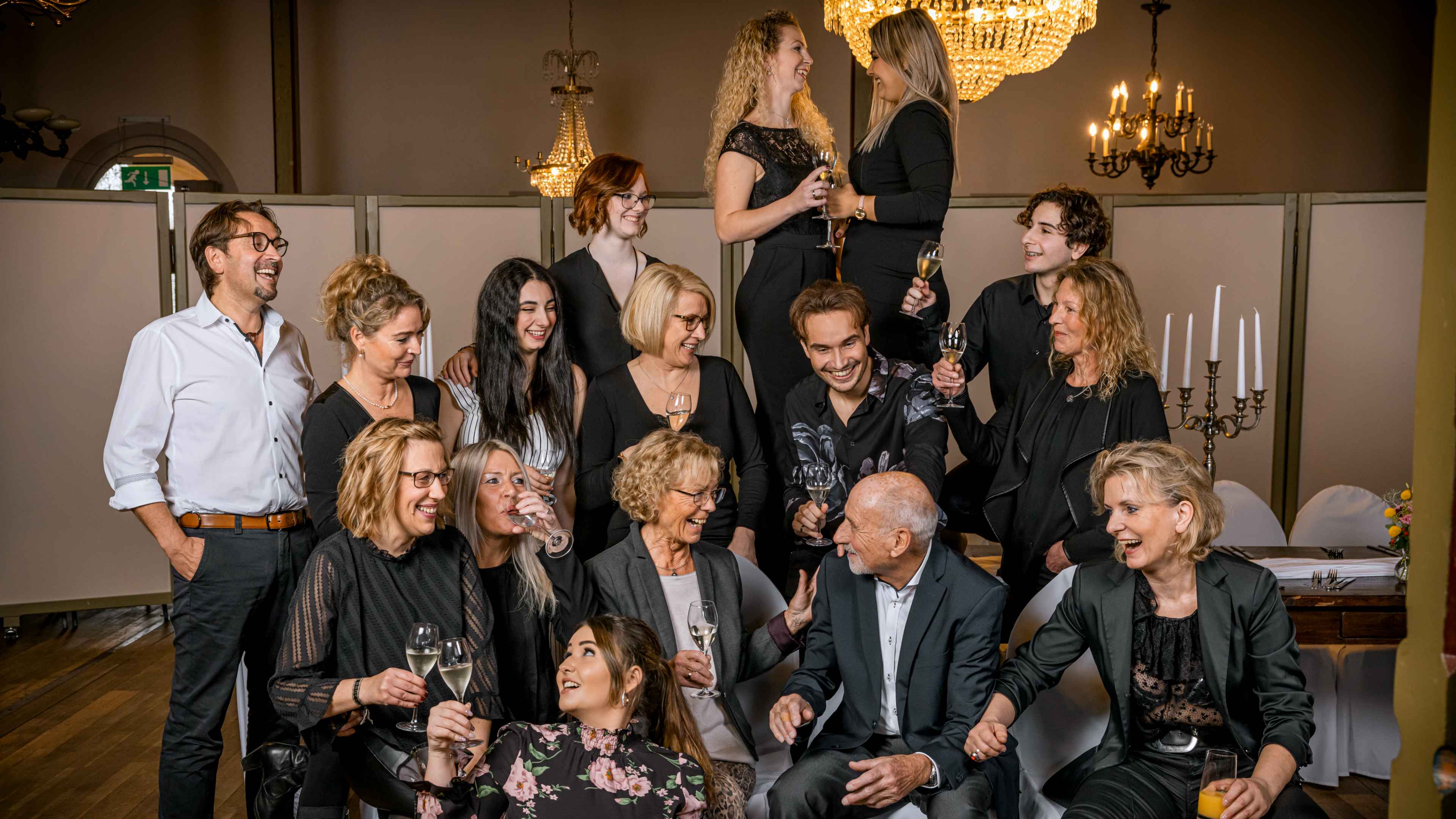 Das Steinke Bartels Team posiert vor der Kamera