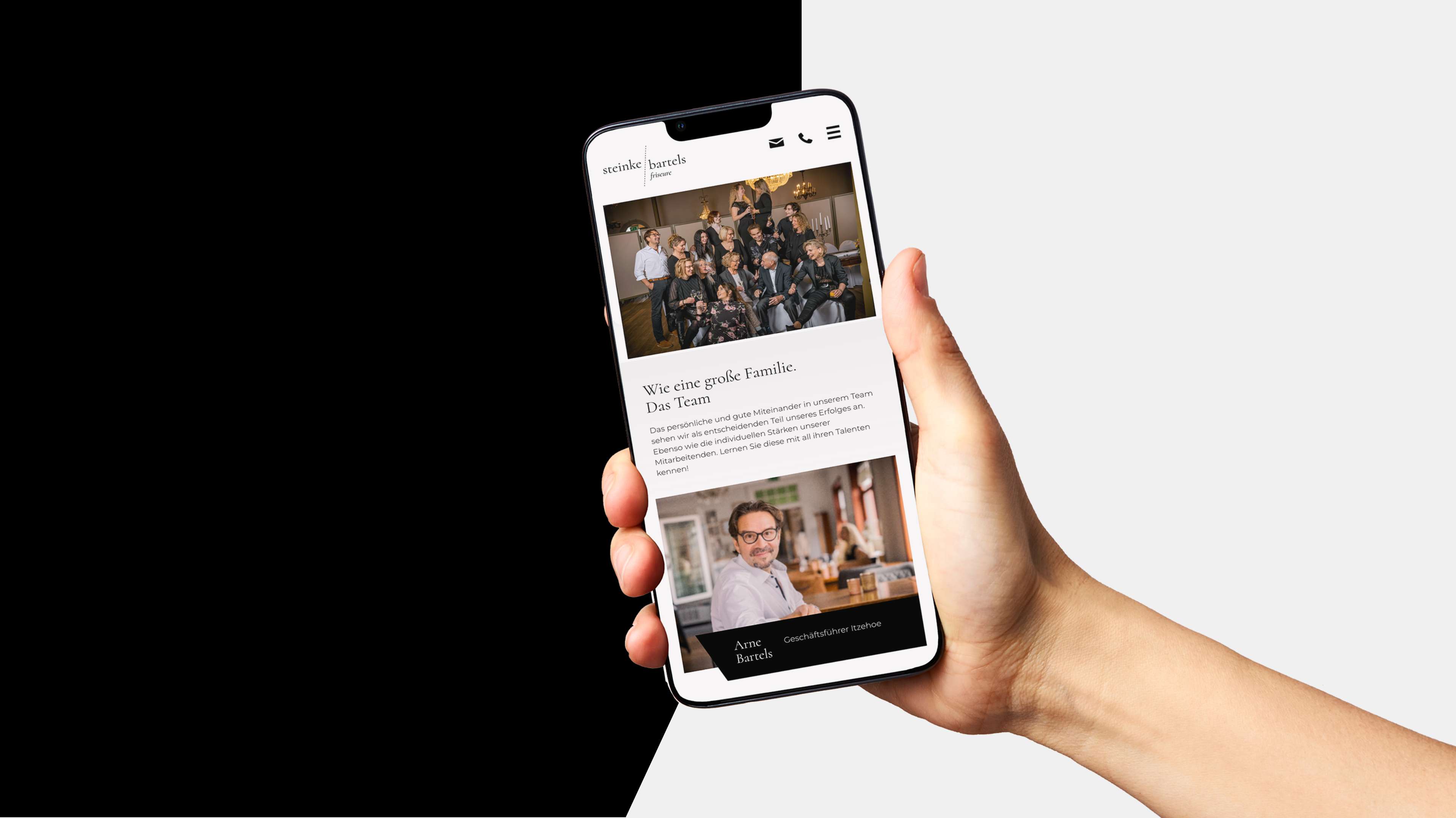 Eine Hand hält ein Handy mit der Steinke Bartels Website