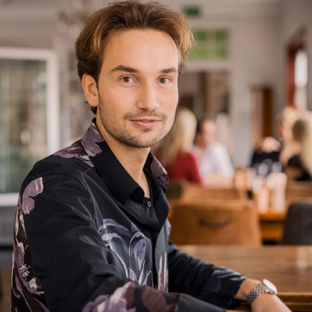 hochzwei_steinke_bartells_teaser_04.jpg Ein Friseur guckt in die Kamera