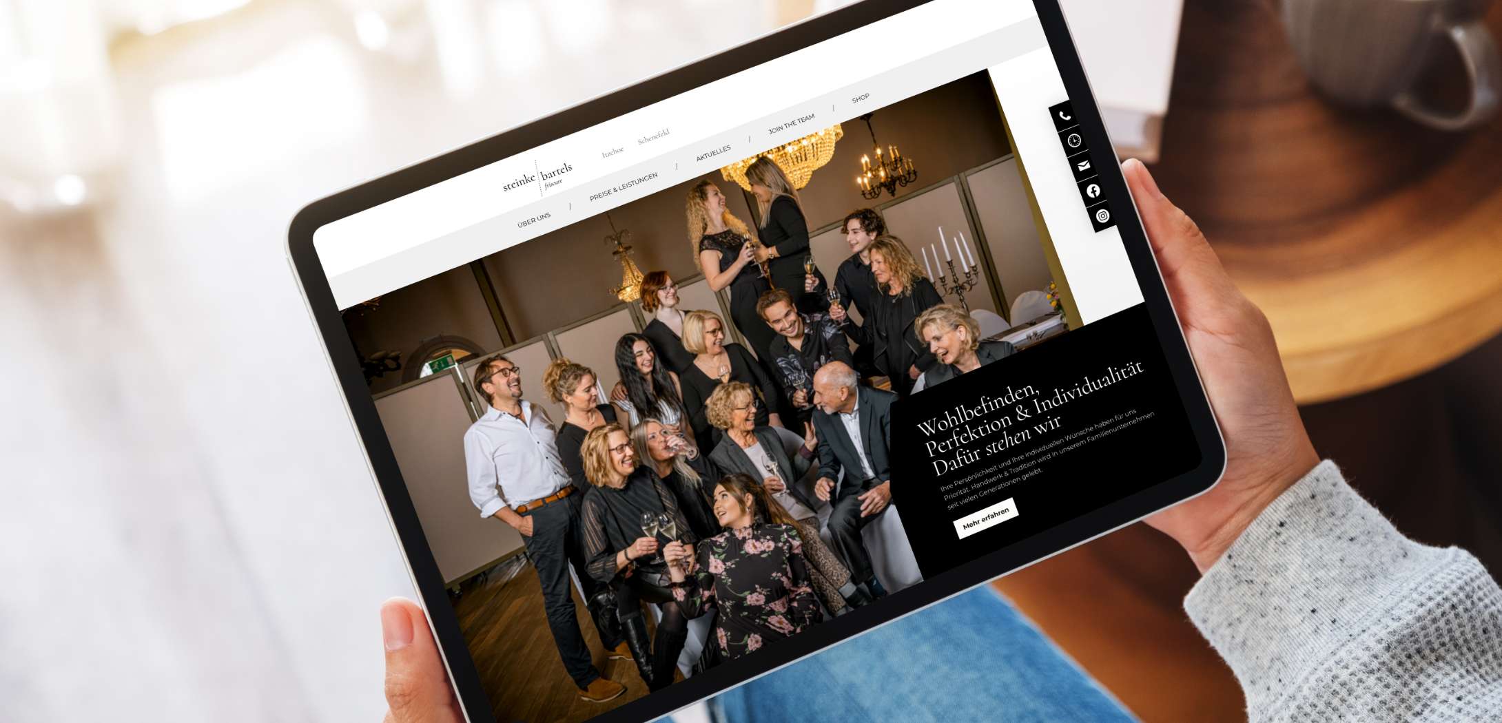 hochzwei_steinke_bartells_teaser_06.jpg Eine Person hält ein Ipad mit der Steinke Bartels Website in der Hand