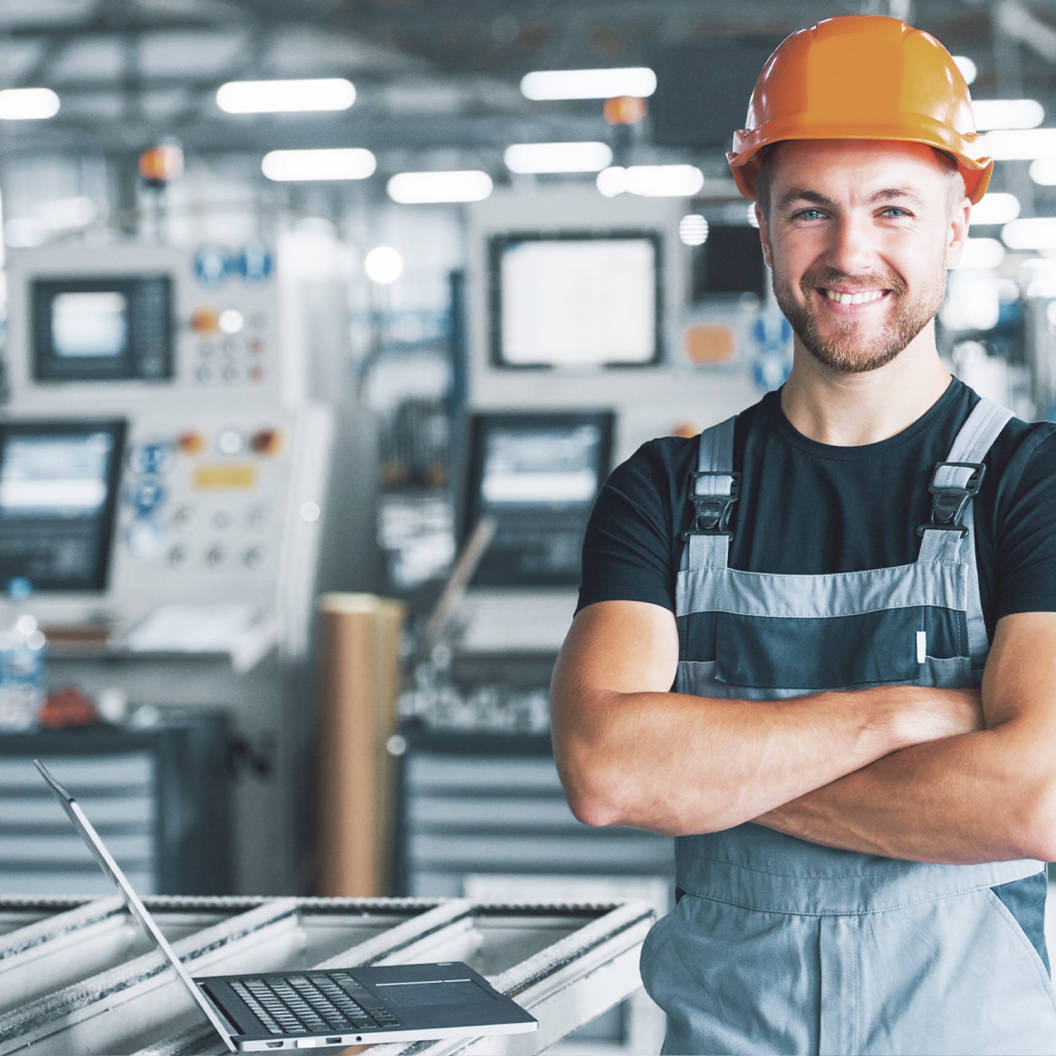 hochzwei_steuer_teaser_02.jpg Mann mit einem orangenen Arbeitshelm