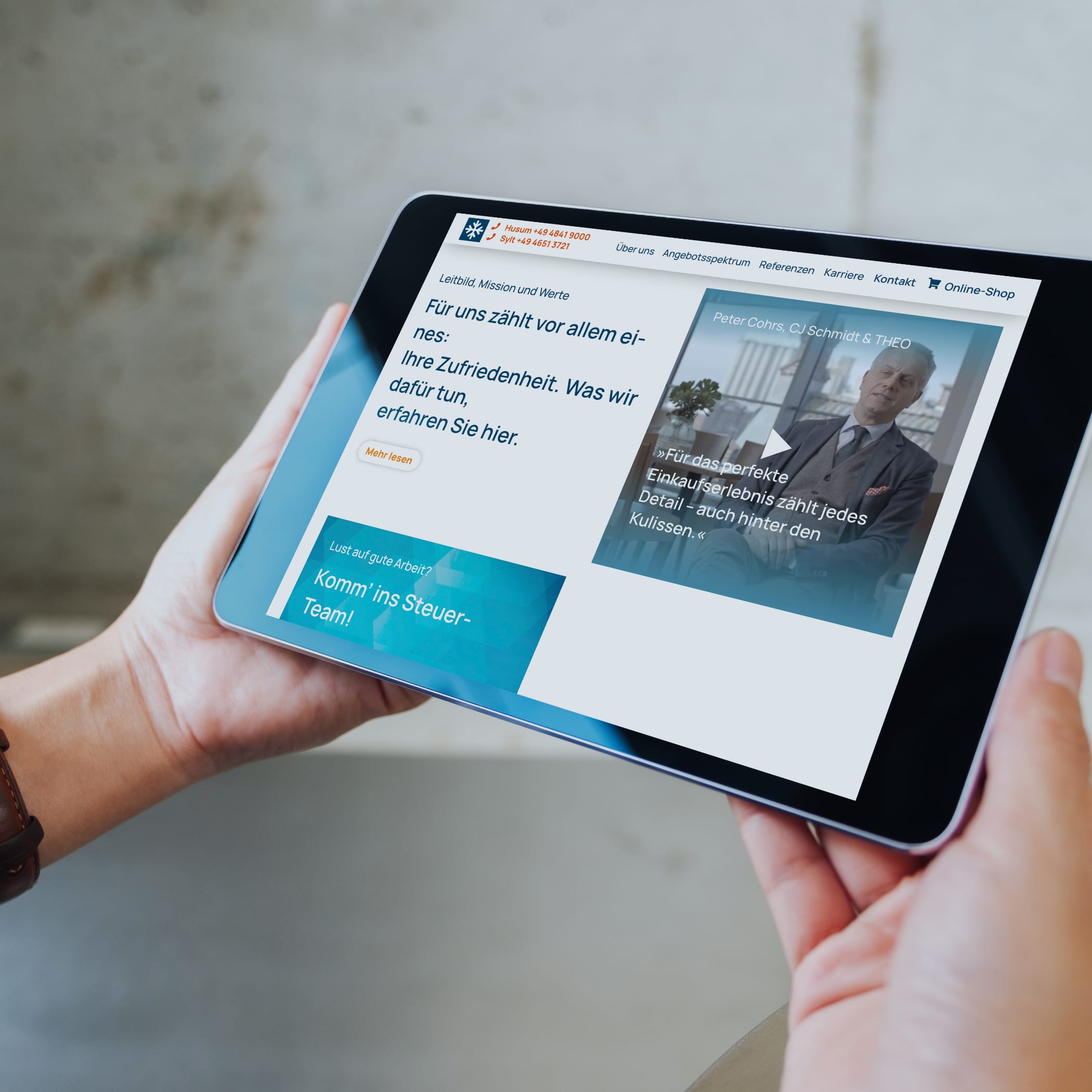 hochzwei_steuer_teaser_06_hauptteaser.jpg Person hält Ipad in der Hand mit der Homepage von Steuer