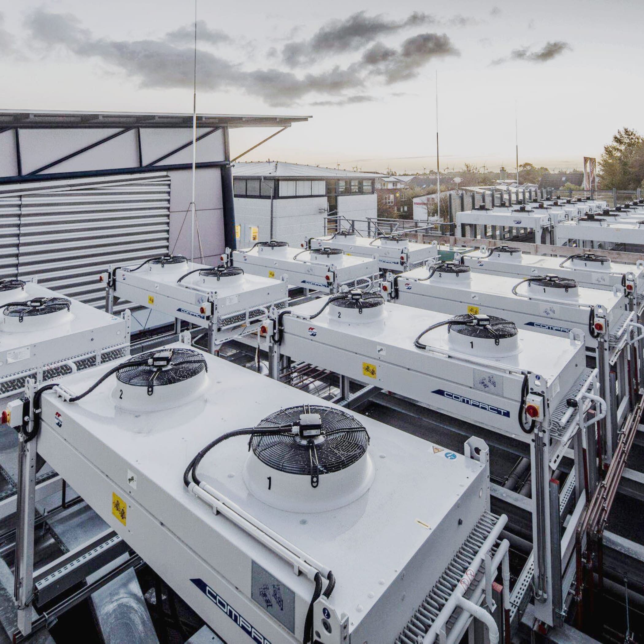 hochzwei_steuer_teaser_07.jpg Weiße Industriemaschinen auf einem Dach