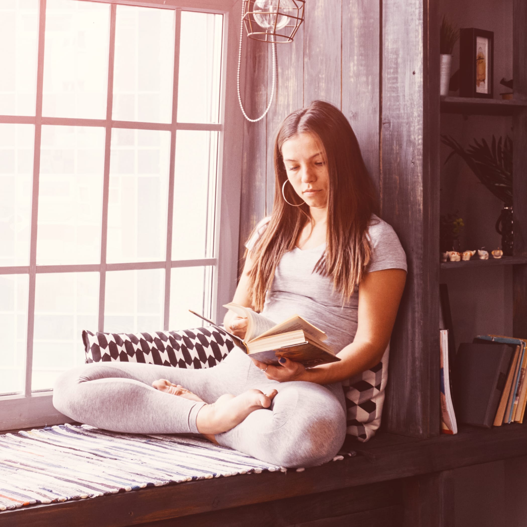 hochzwei_stn_teaser_07.jpg Frau sitzt in der Fensterbank und liest ein Buch