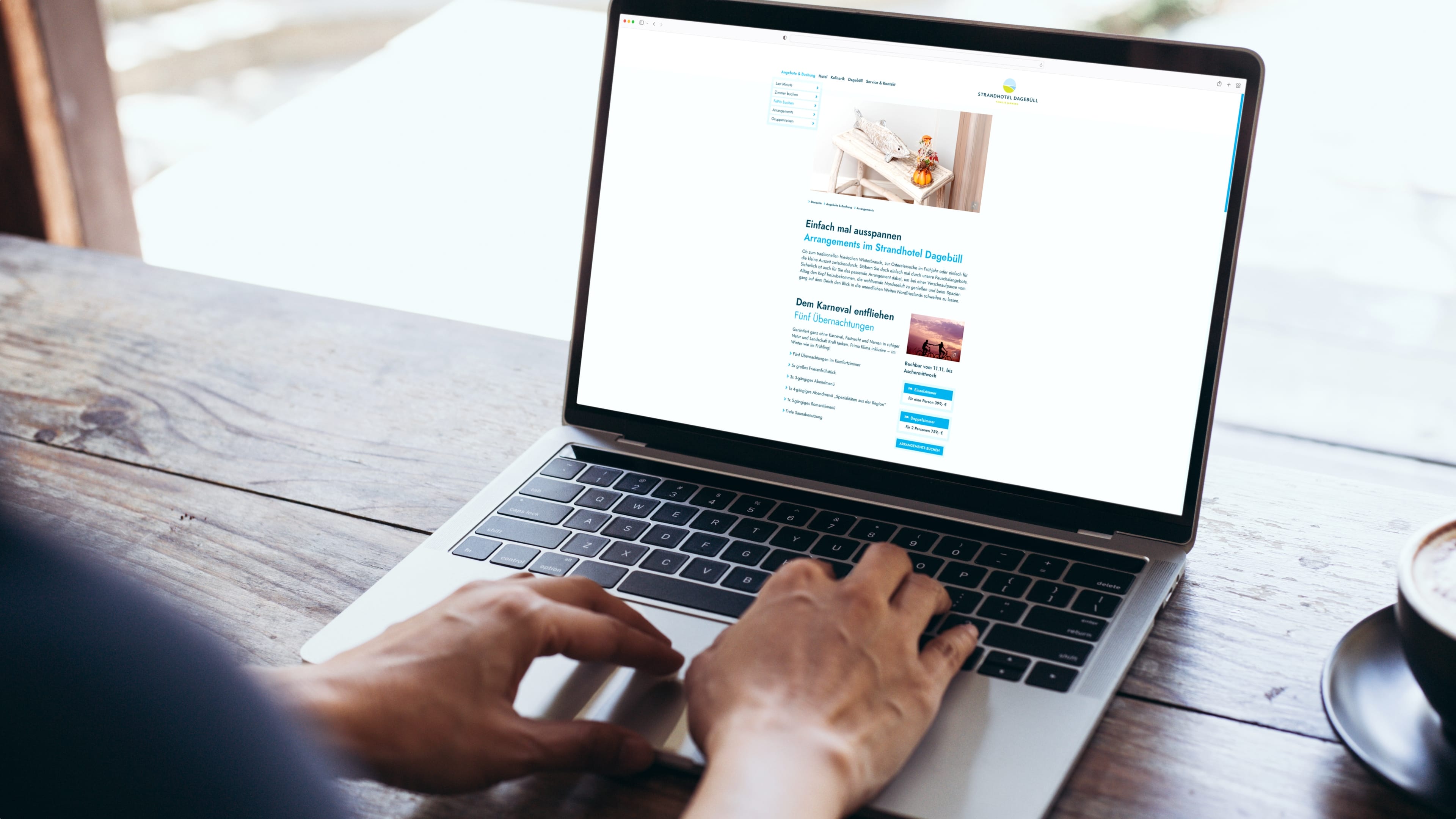 hochzwei_strada_slider_02.jpg Eine Person sitzt vor einem laptop