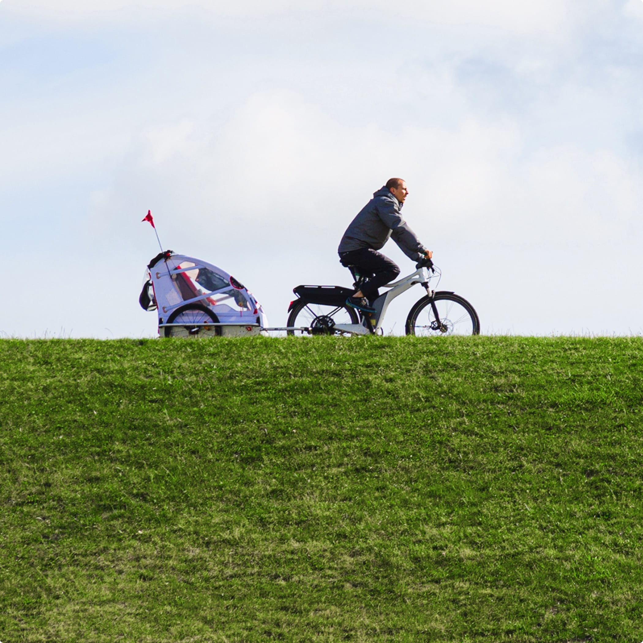 hochzwei_strada_teaser_01.jpg Fahrradfahrer fährt über den Deich