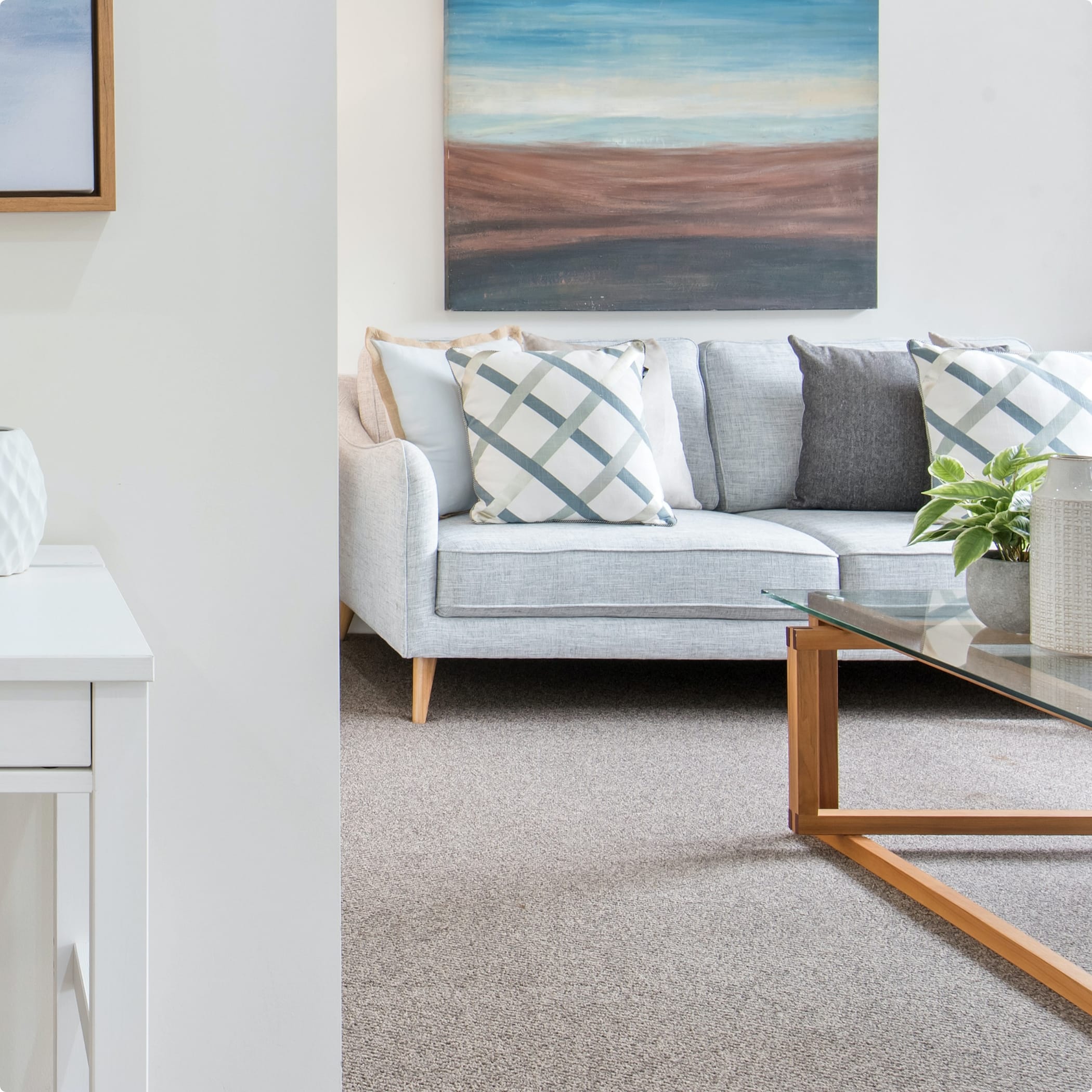 hochzwei_strada_teaser_04.jpg Blick auf eine Sofaecke im Strandhotel Dagebüll