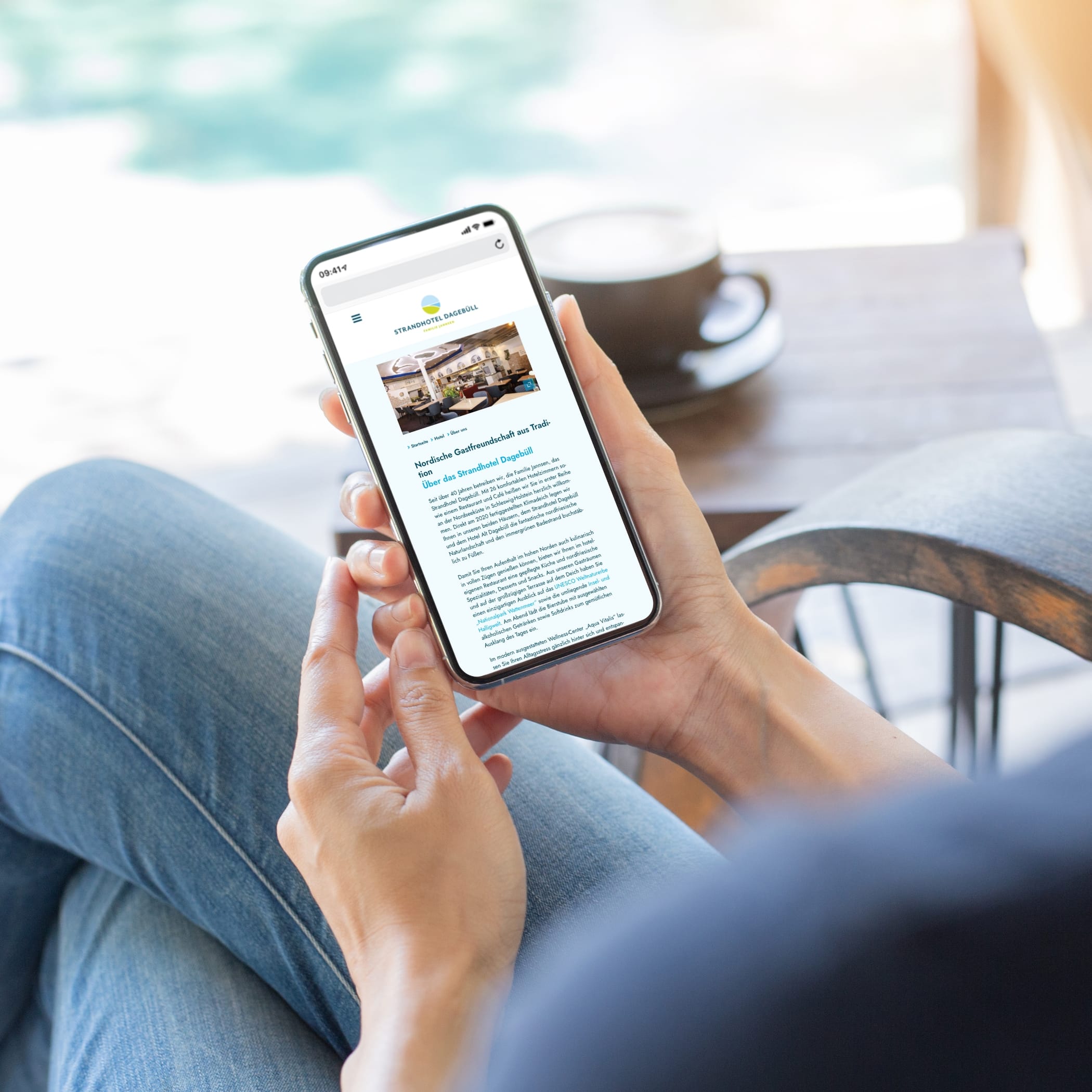 hochzwei_strada_teaser_08.jpg Person hält Handy in der Hand