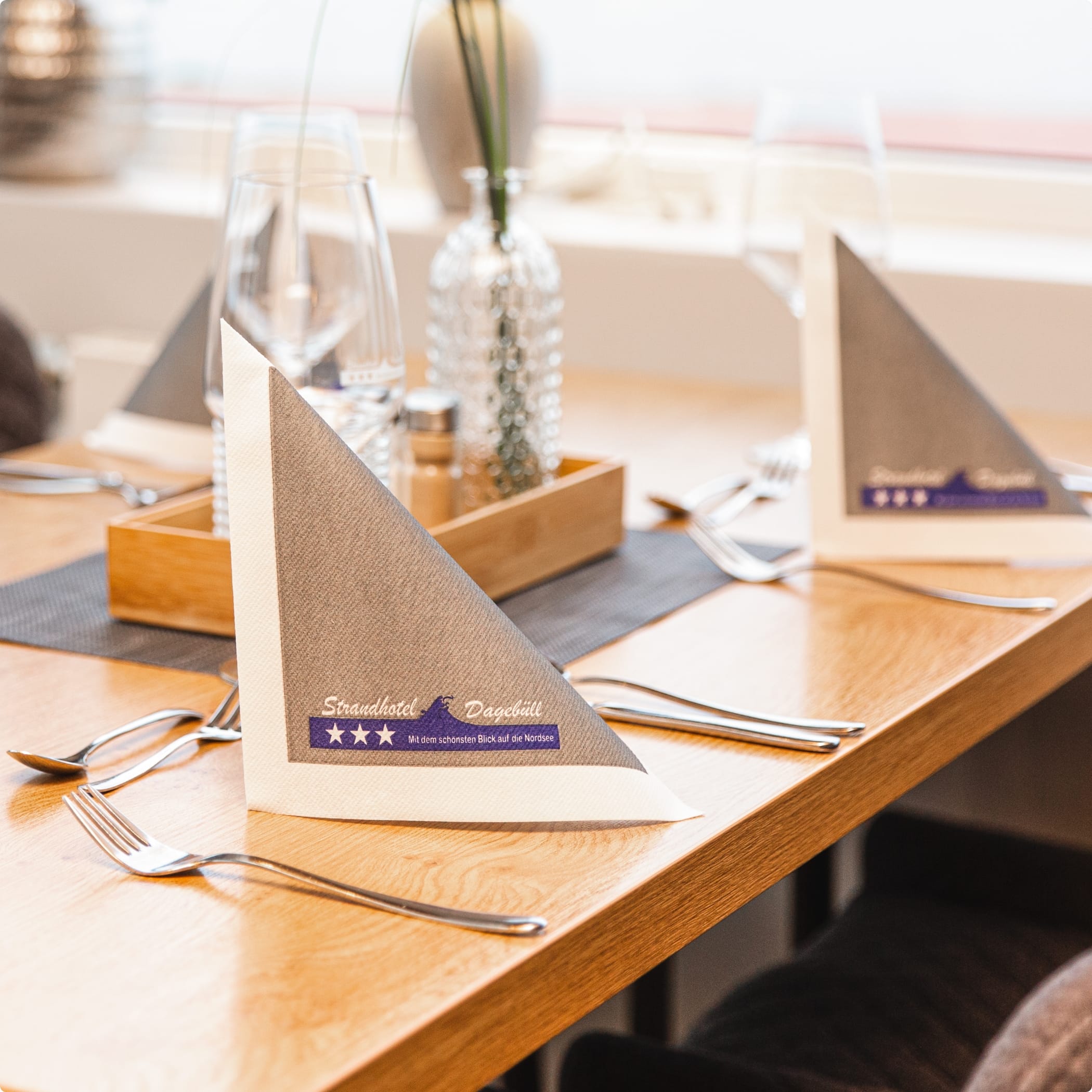 hochzwei_strada_teaser_09.jpg Ein gedeckter Tisch mit servietten