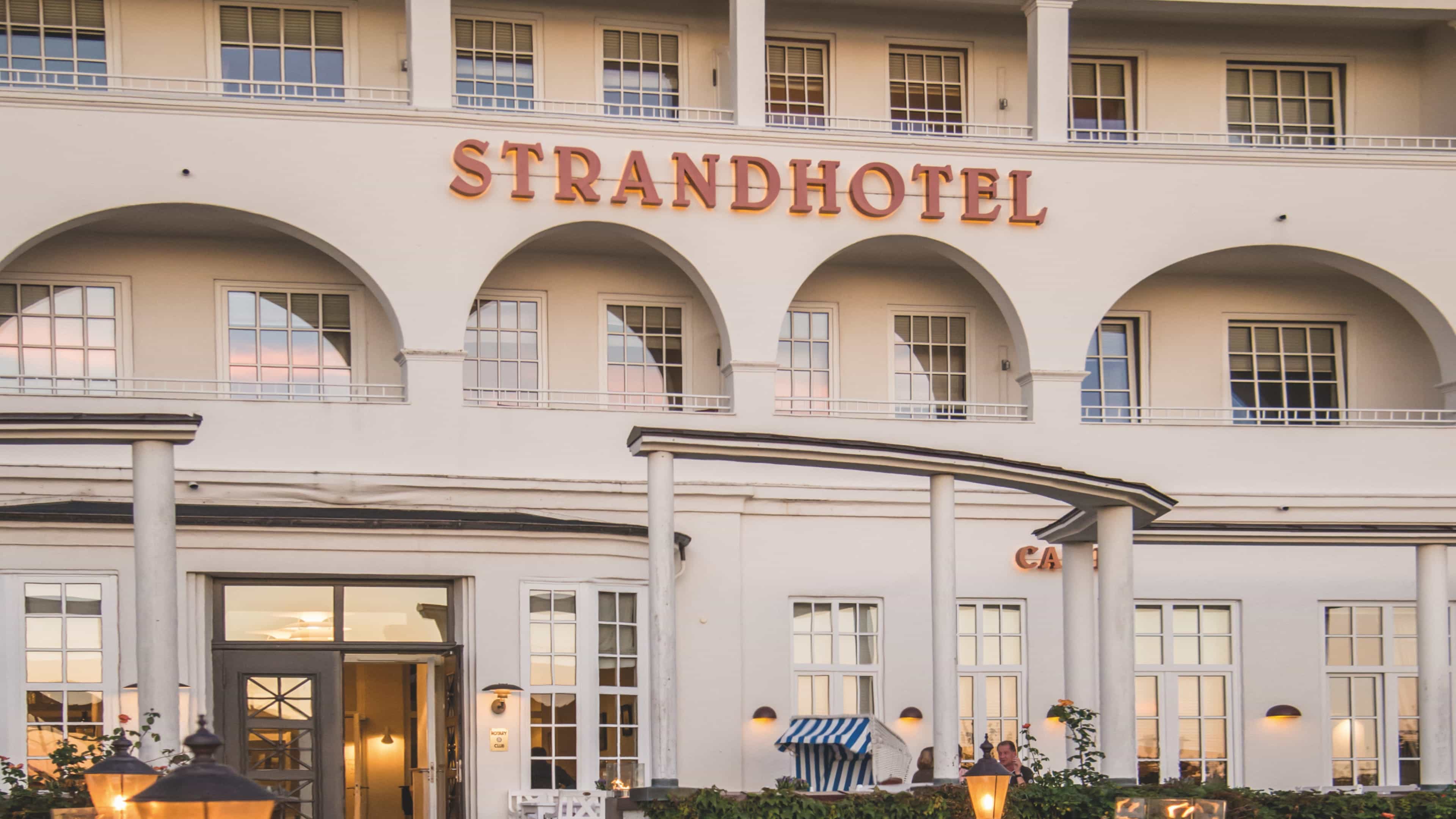 Blick auf den Haupteingang von Strandhotel Glücksburg