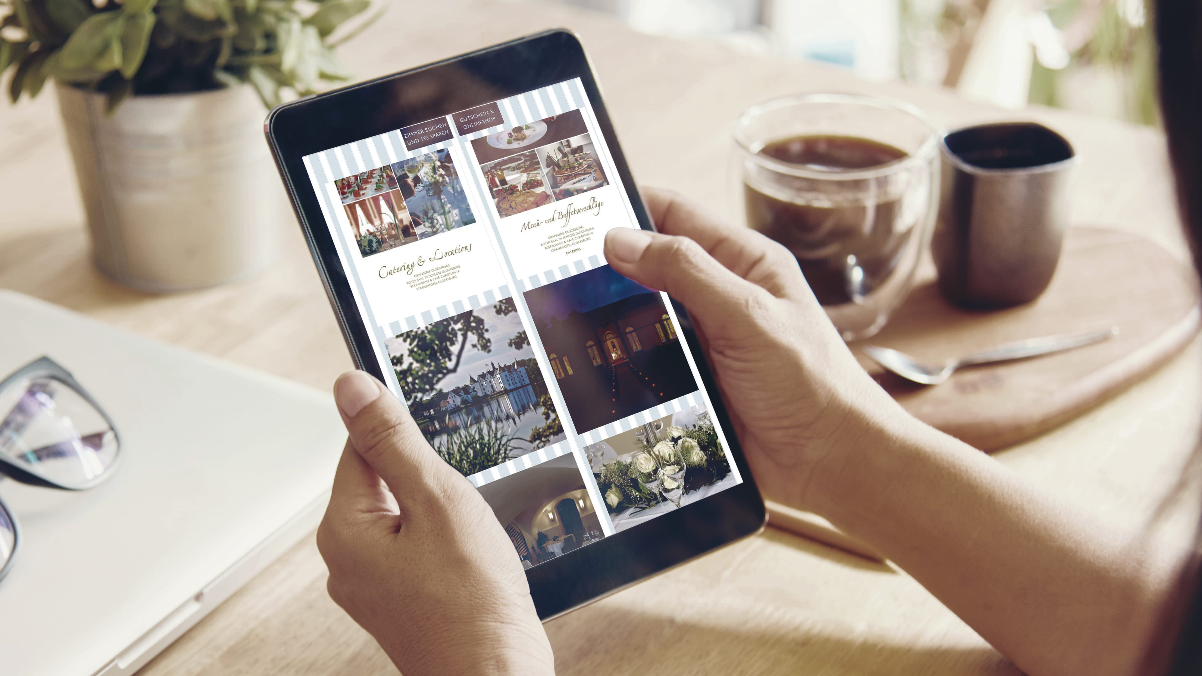 Person sitzt an einem Tisch und schaut benutzt ein Ipad